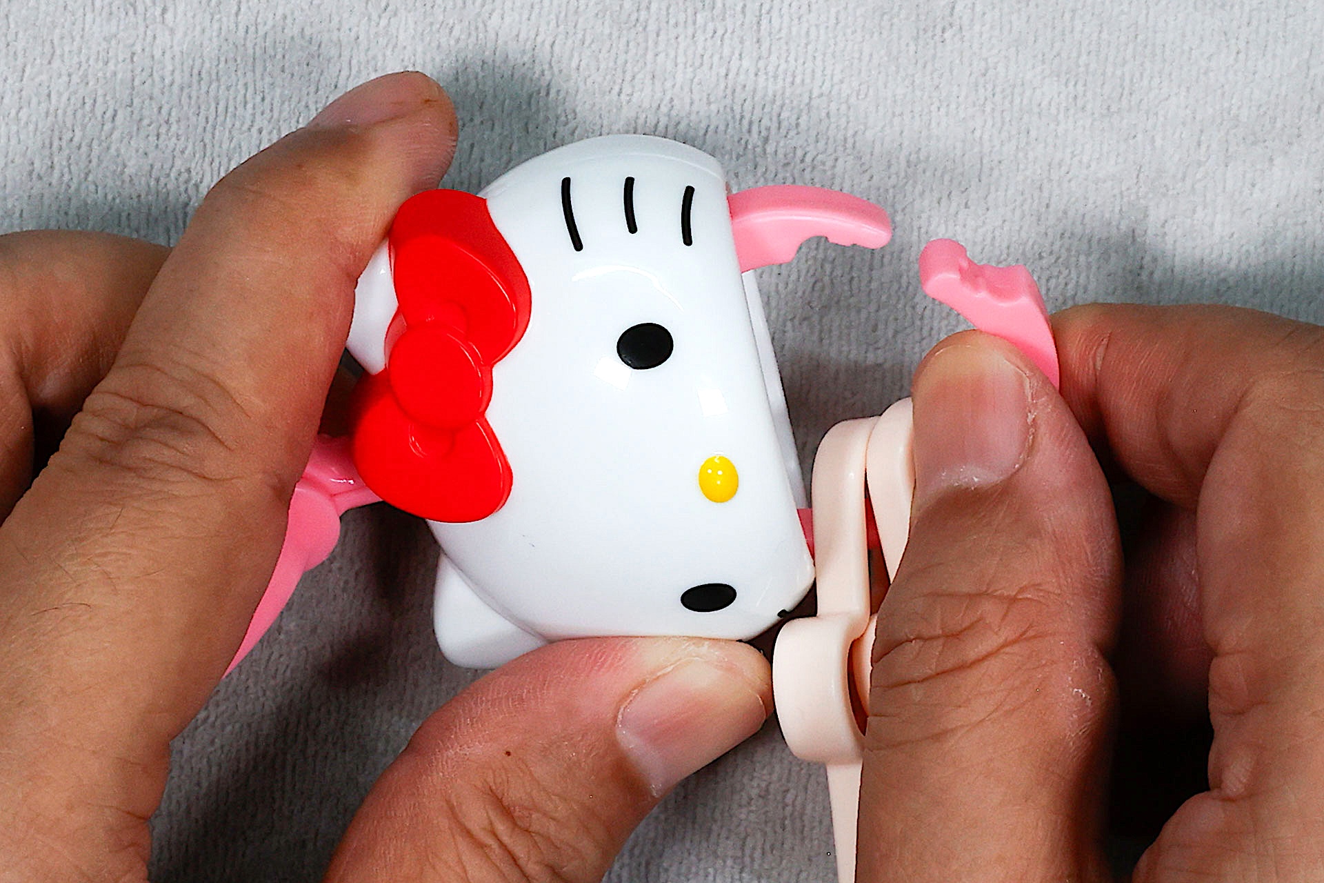 ハローキティの顔に付けられているクリップは、簡単に広げることができる