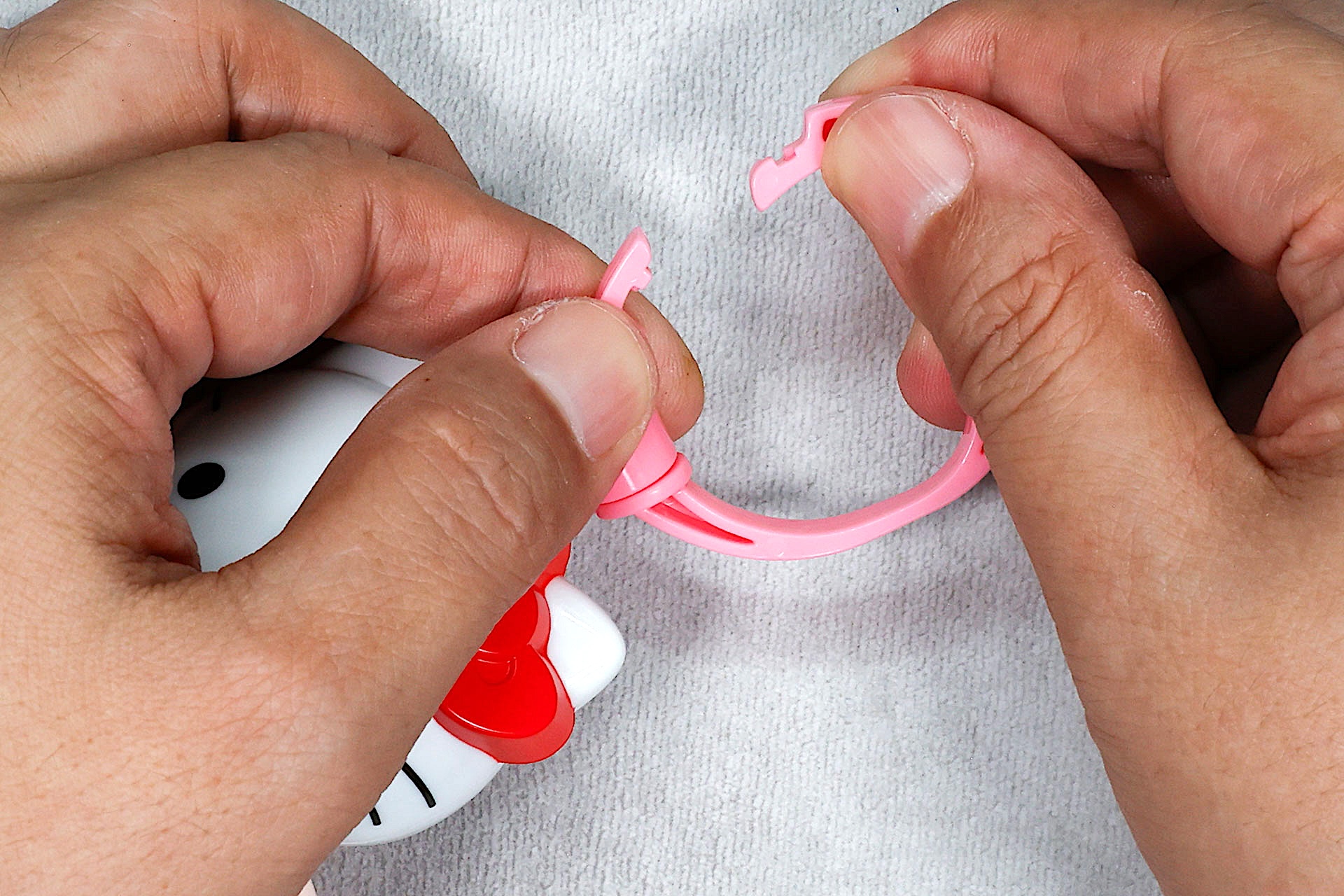 ハート型のクリップも、同様に簡単に広げることができる