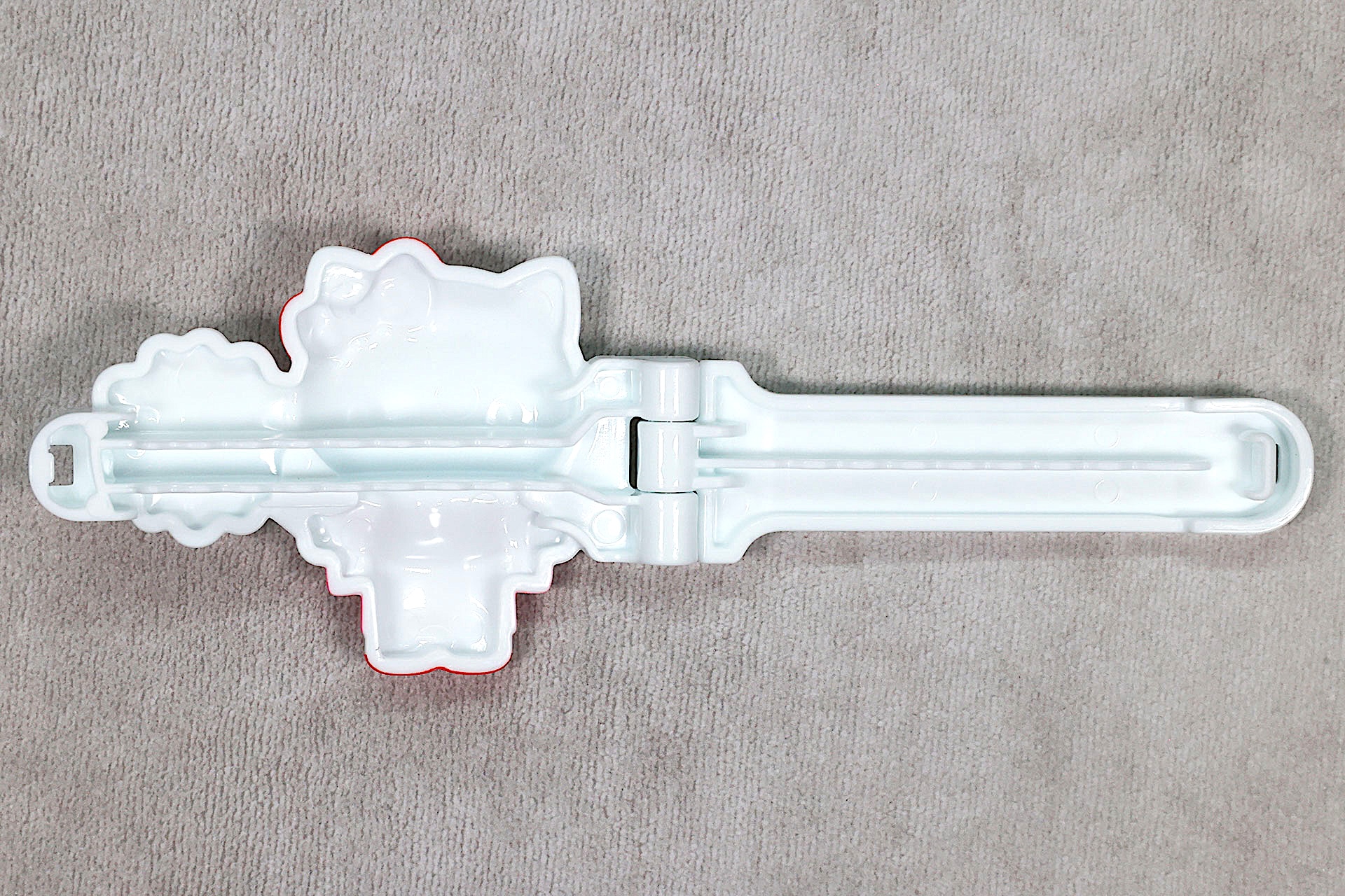 クリップを広げるとこのような形になる