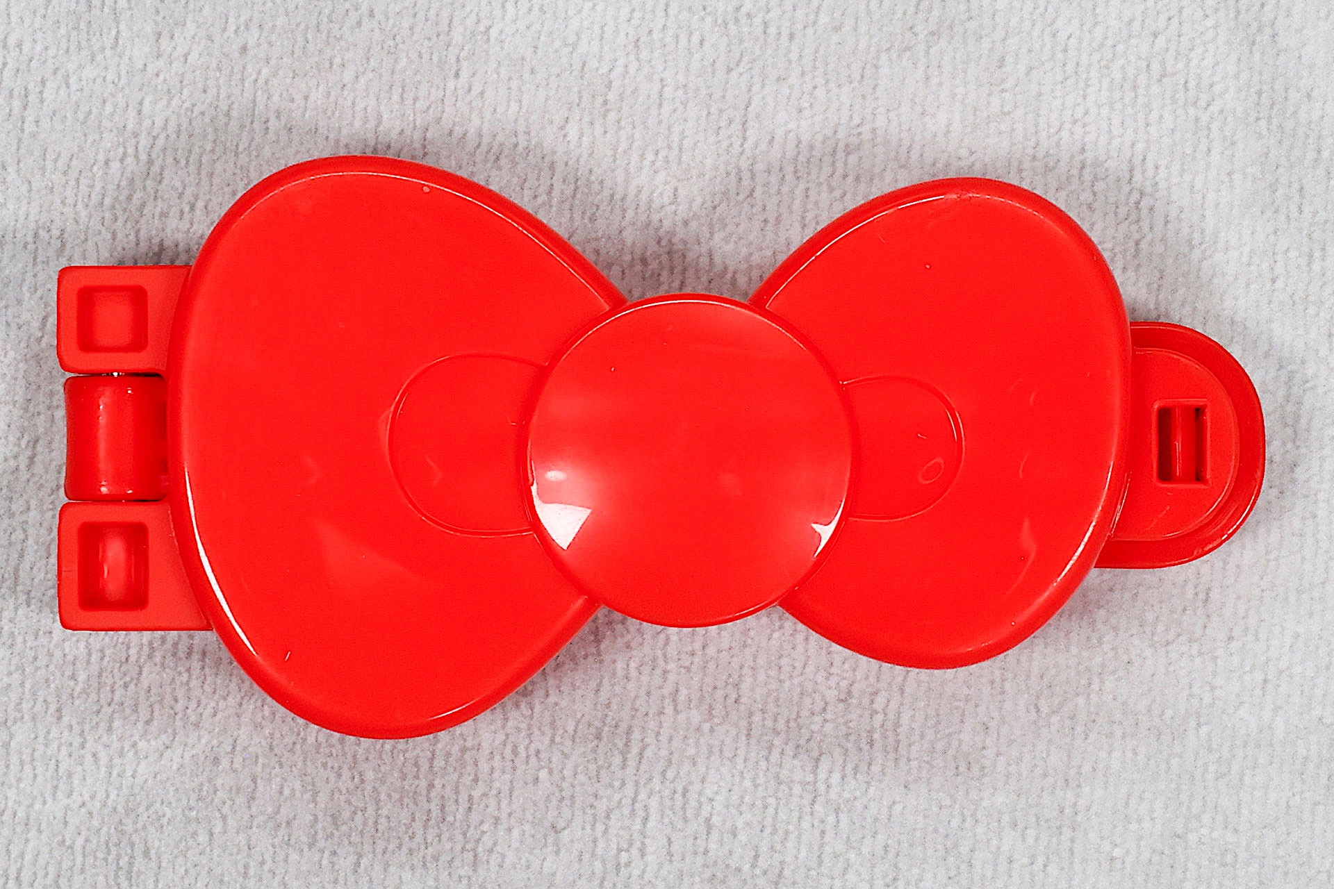 こちらはリボンの形をしたクリップだ