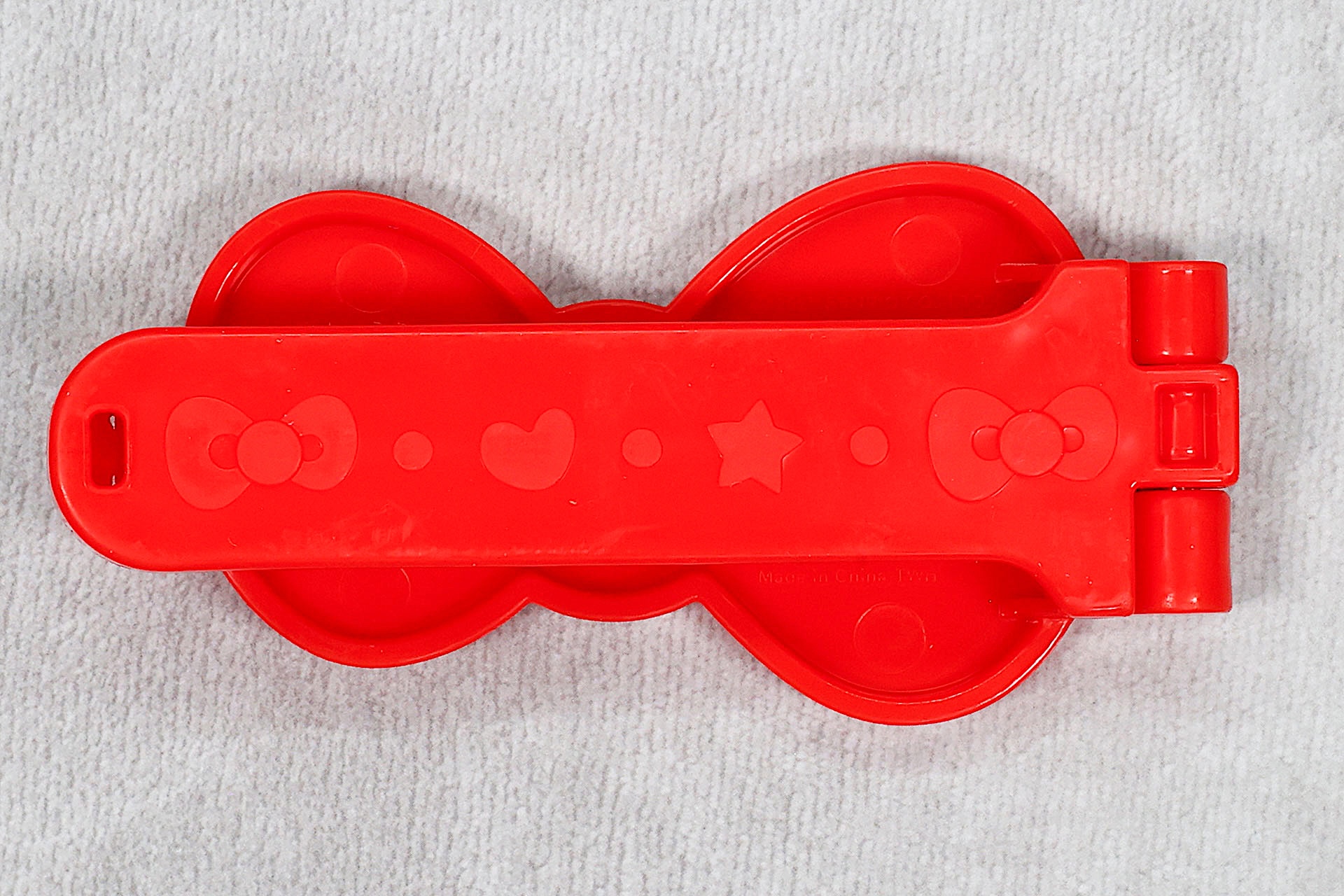 リボンの形をしたクリップの裏面