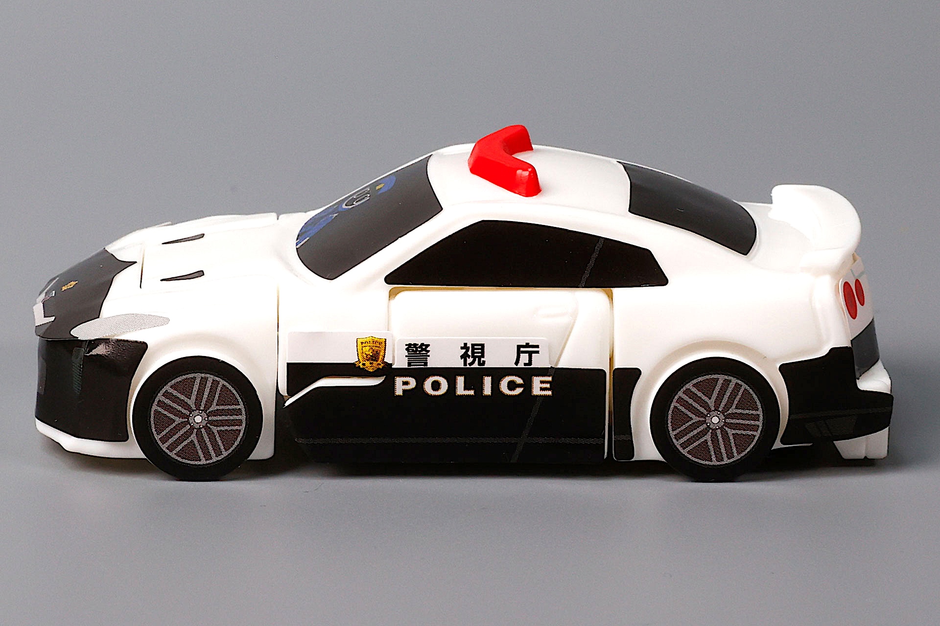 細部のデザインはシールで再現されたものだ