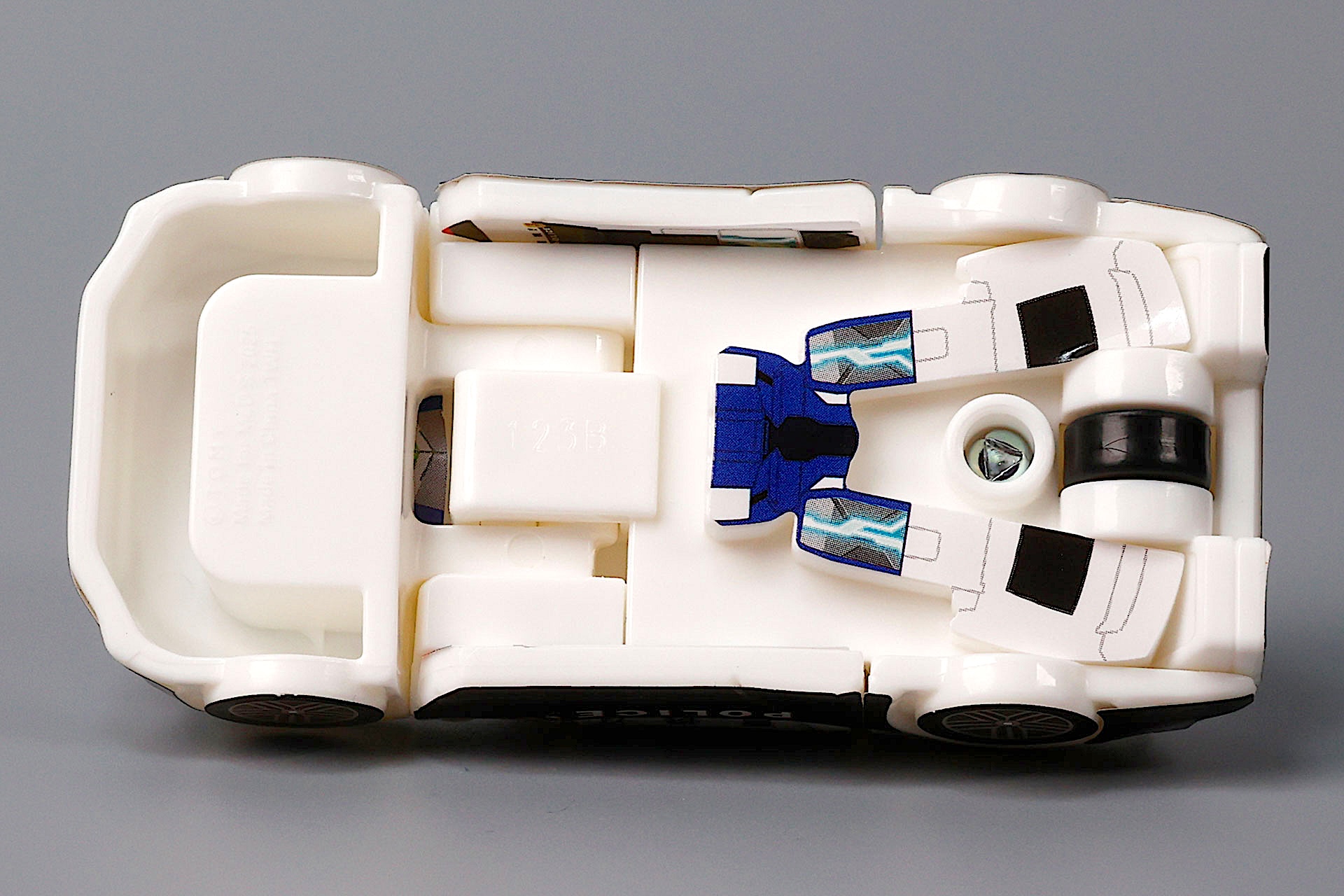 一応、底面側に車輪が付いているので走らせることもできる