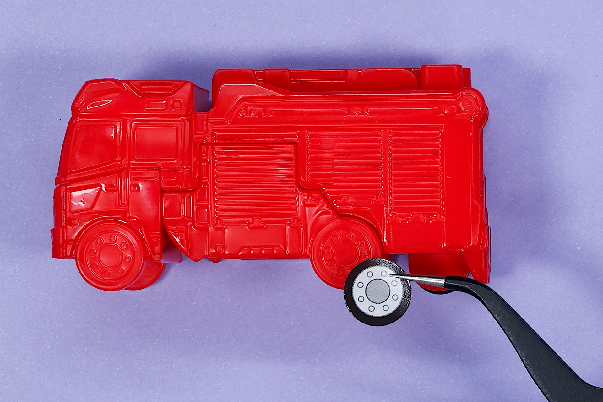 ピンセットなどを使うとシールを貼るのも楽だ