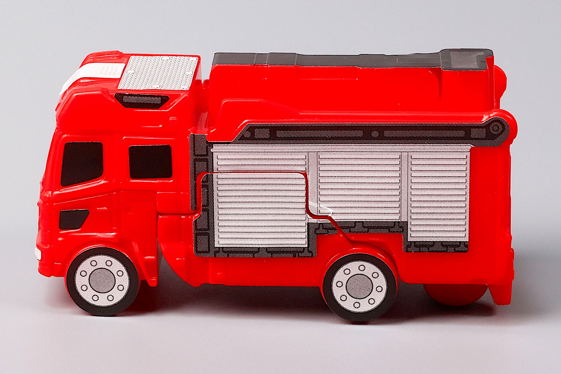 シールに切れ目が入っているが、こちらが可動部分だ