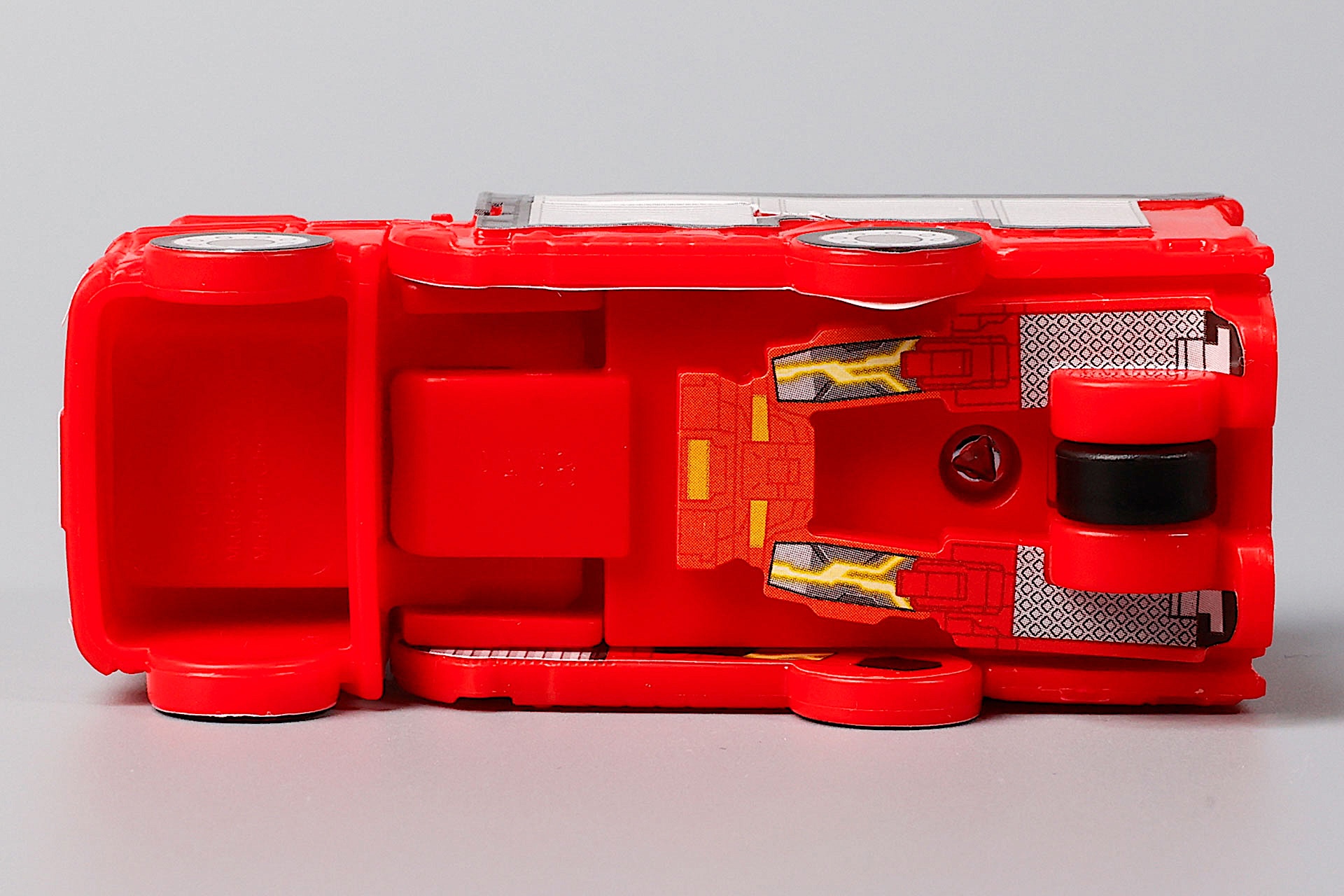 底面側には動かして遊ぶための車輪が付けられている