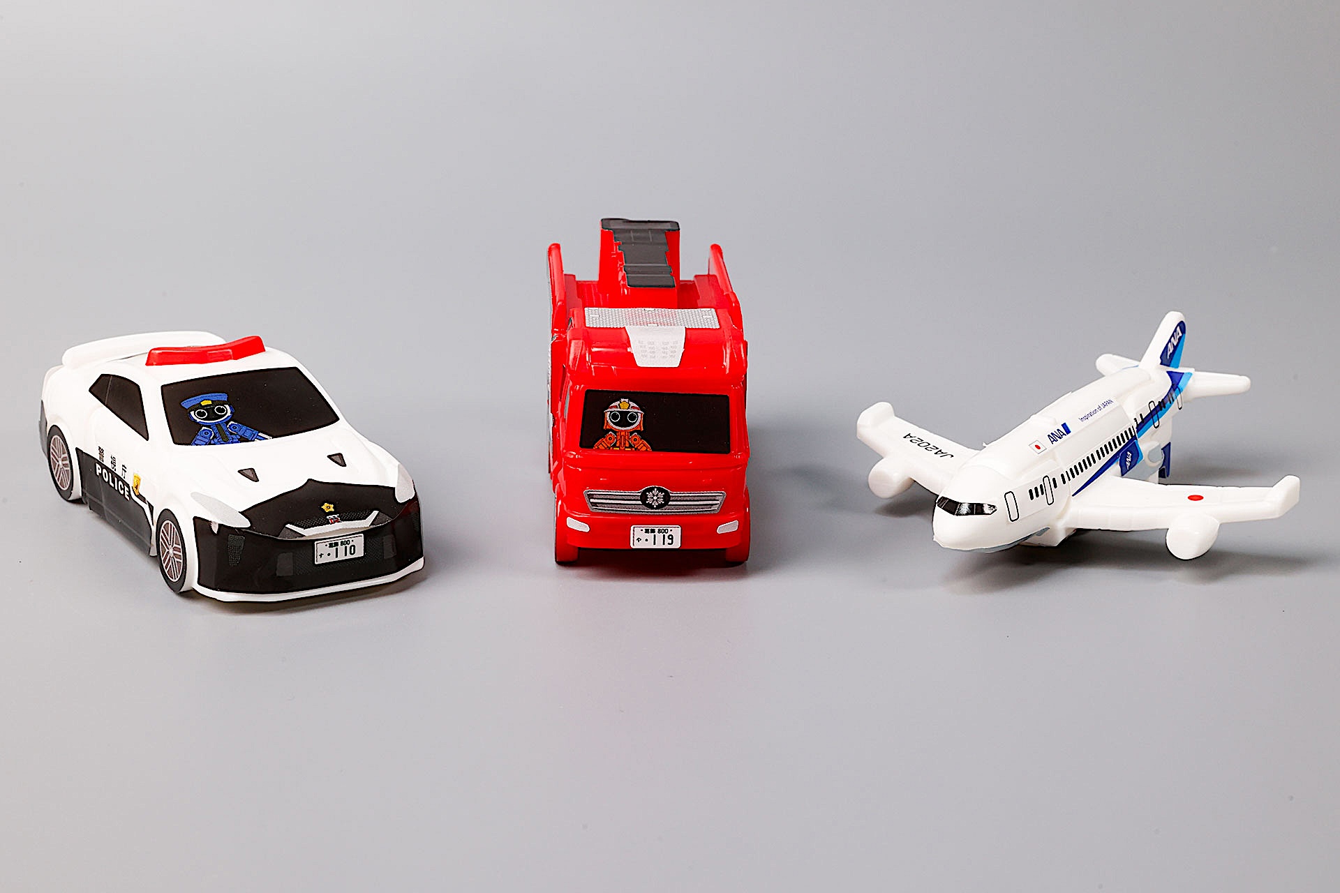 こちらが第1弾(7月11日〜7月17日)のハッピーセット「特装合体ロボ ジョブレイバー」に登場するおもちゃ。写真左から「ポリスブレイバー 日産 NISSAN GT-R パトロールカー」、「ファイヤブレイバー モリタ 多目的消防ポンプ自動車 MVF」、「スカイブレイバー ANA ジェット旅客機」