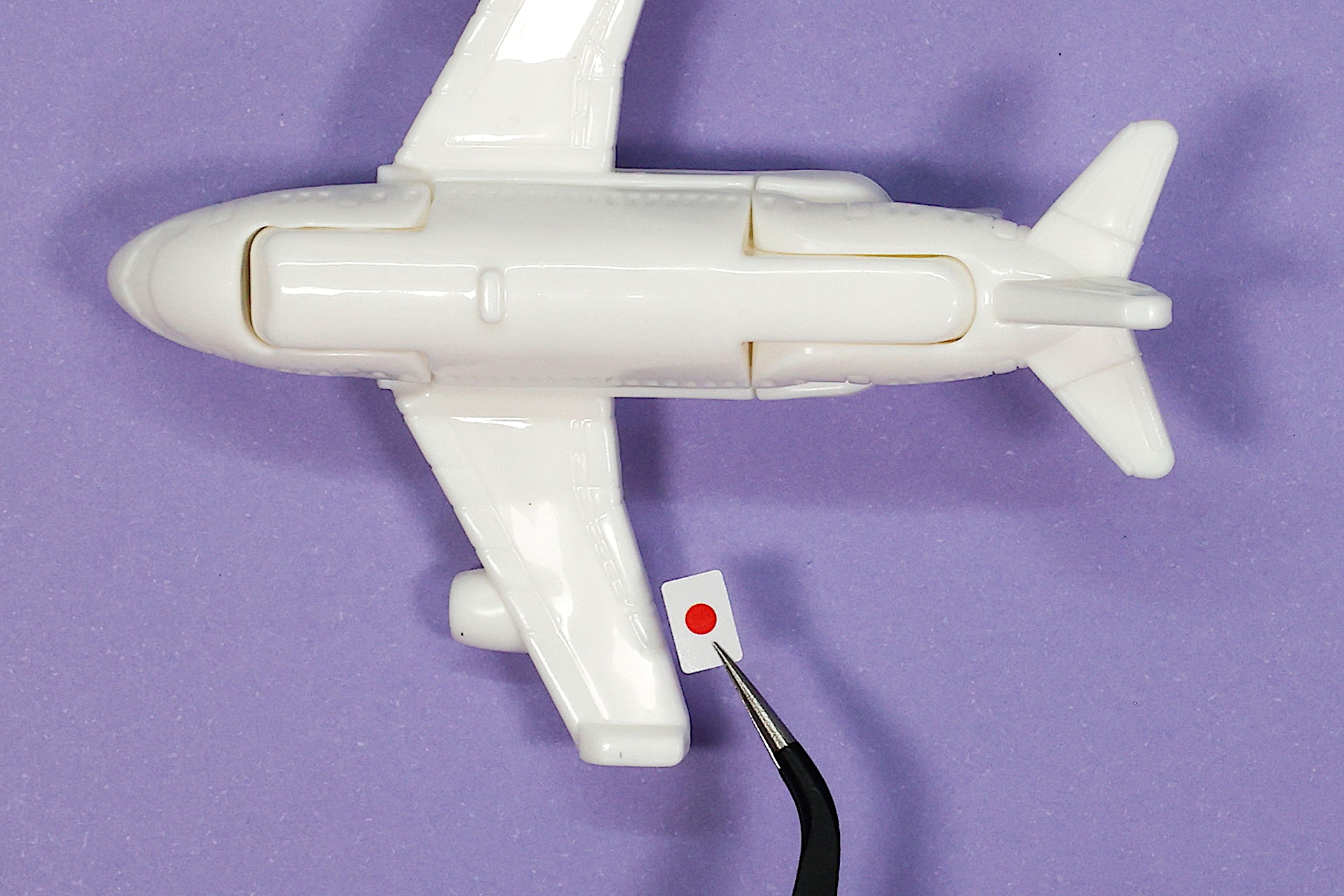 まずは真っ白な旅客機をシールでデコレーションしていこう