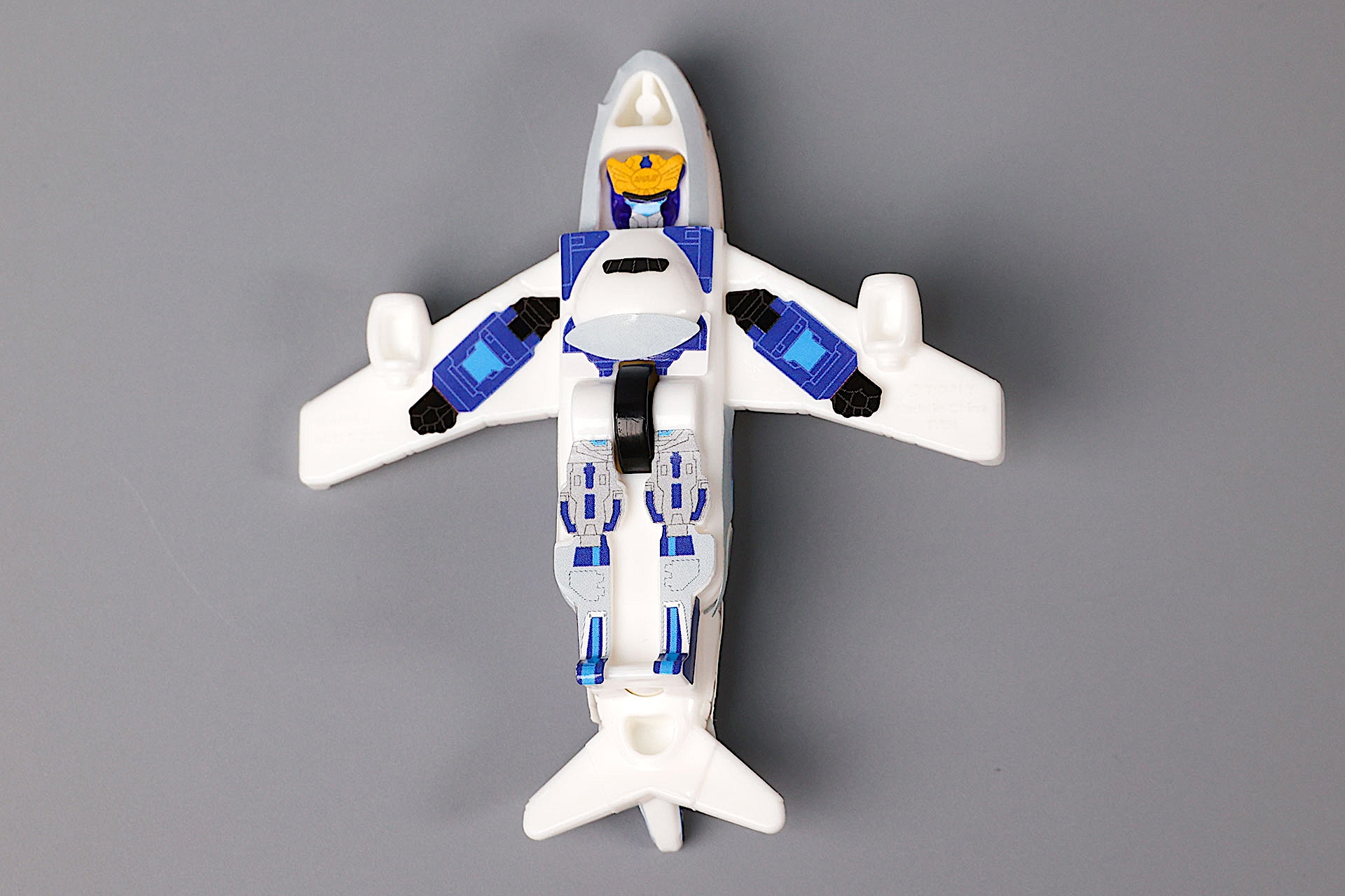 走らせて遊べるように車輪が付いている