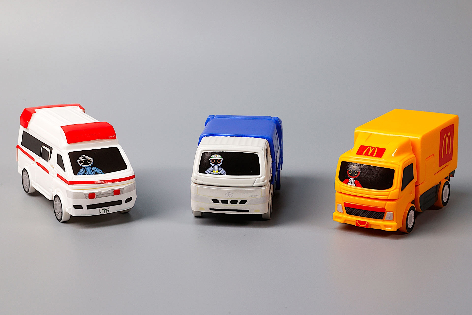 こちらが第2弾(7月18日〜7月24日)のハッピーセット「特装合体ロボ ジョブレイバー」に登場するおもちゃ。写真左から「メディブレイバー トヨタ ハイメディック救急車」、「クリーンブレイバー トヨタ ダイナ 清掃車」、「フードブレイバー マクドナルド 配送トラック」