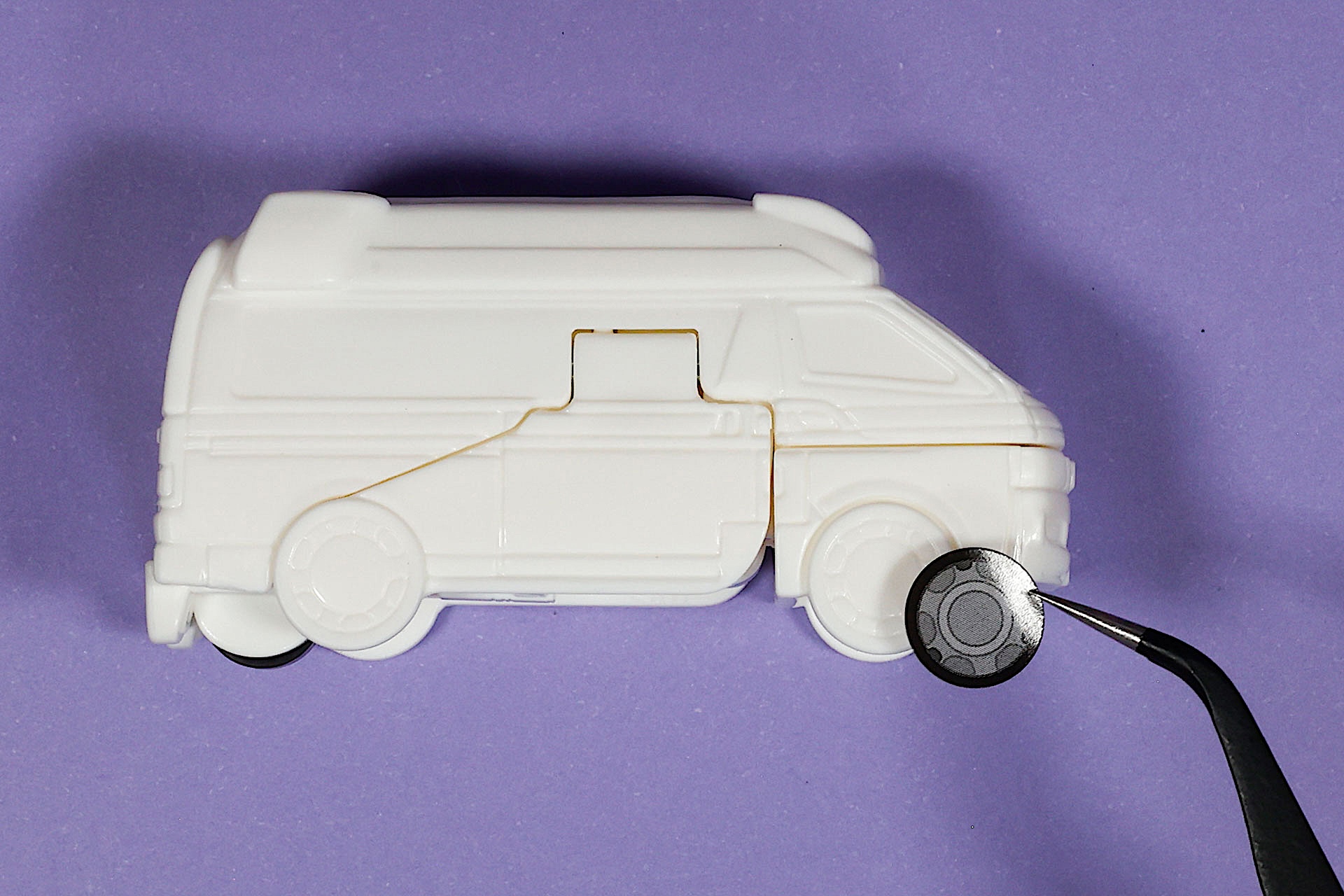 真っ白な車両にシールを貼っていこう