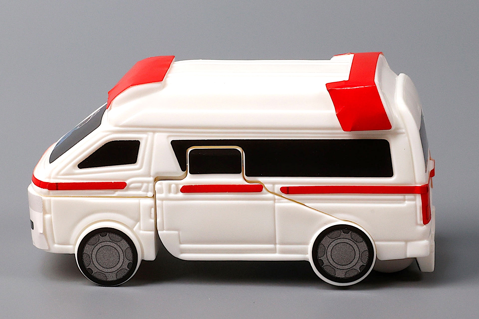 ドアなどは開かない