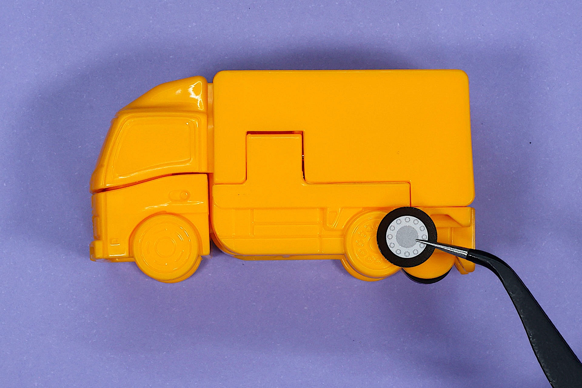 黄色い車両にシールを貼っていこう