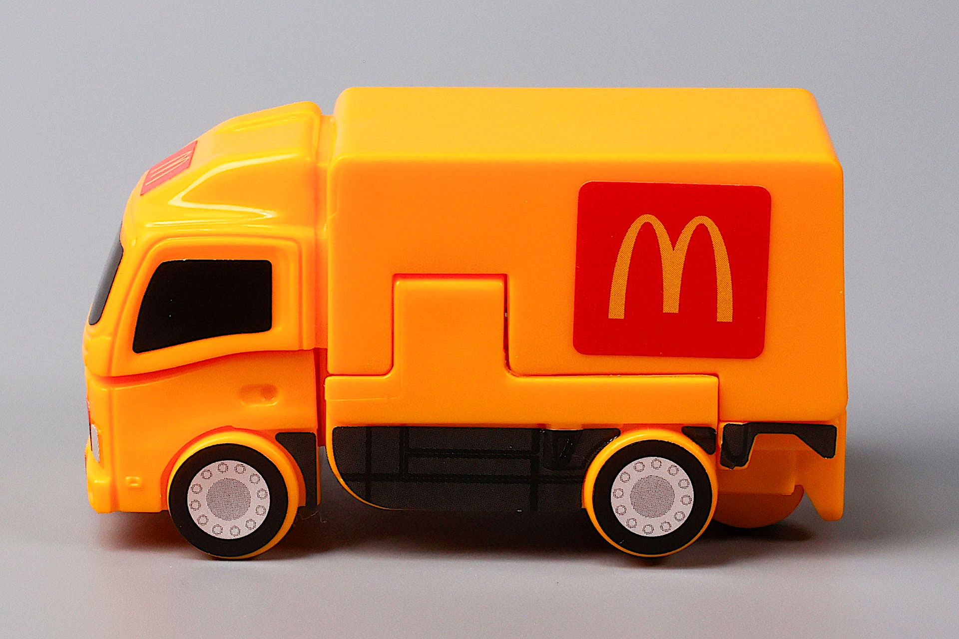 車両側面には大きくマクドナルドのマークが描かれている