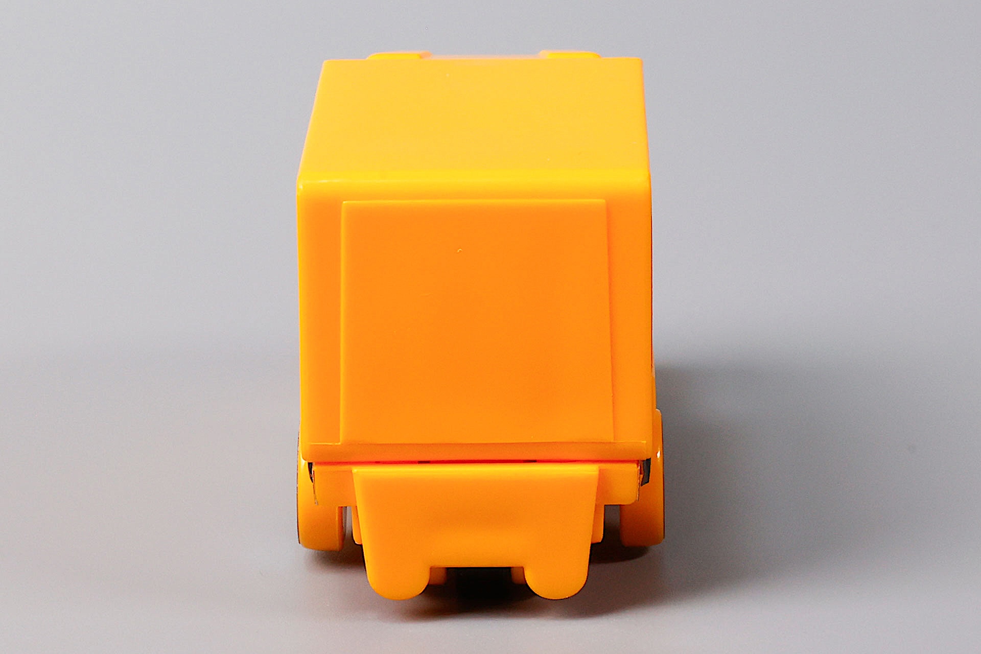 背面側はシンプルな見た目だ