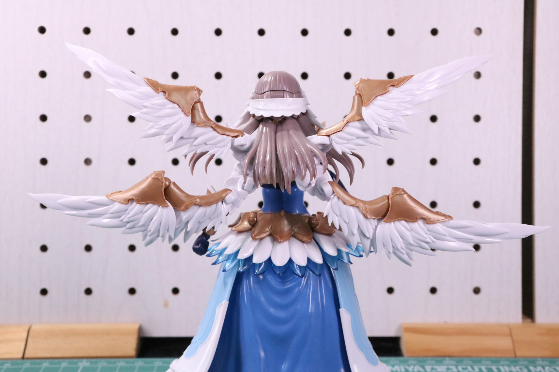 背中の羽パーツを翼に組み換え