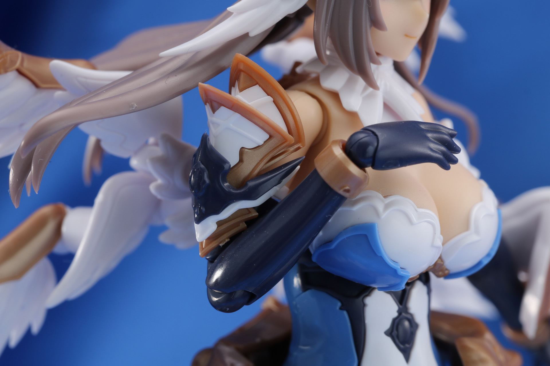 右腕部の肩アーマー