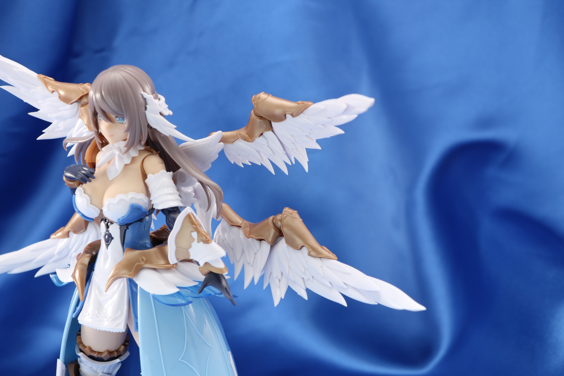 翼は各部関節によって柔軟に可動。風をつかむような独特な動きを表現できる