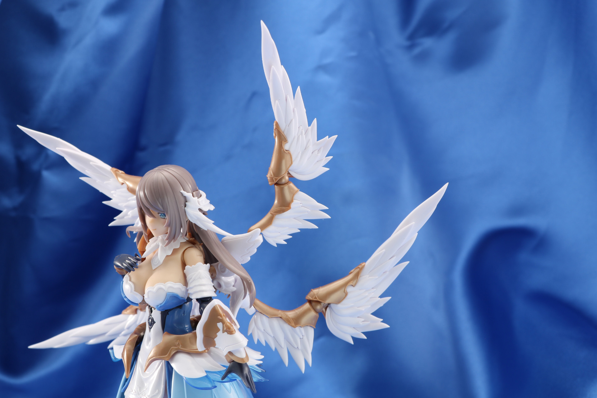 脚部もアーマーが追加され、重厚感が増している