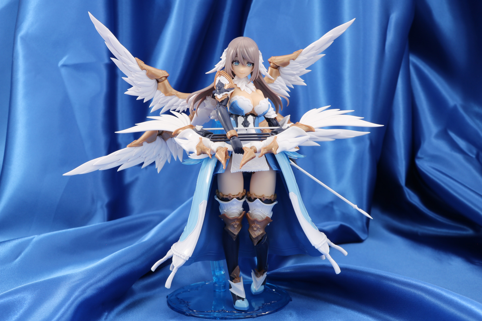 弓と矢を手にしたポーズ