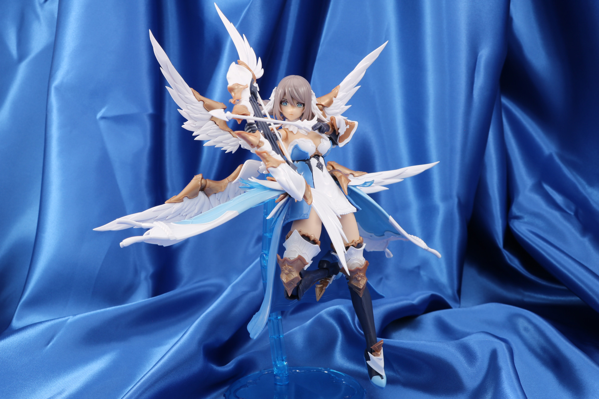 矢をつがえて標的を見定める