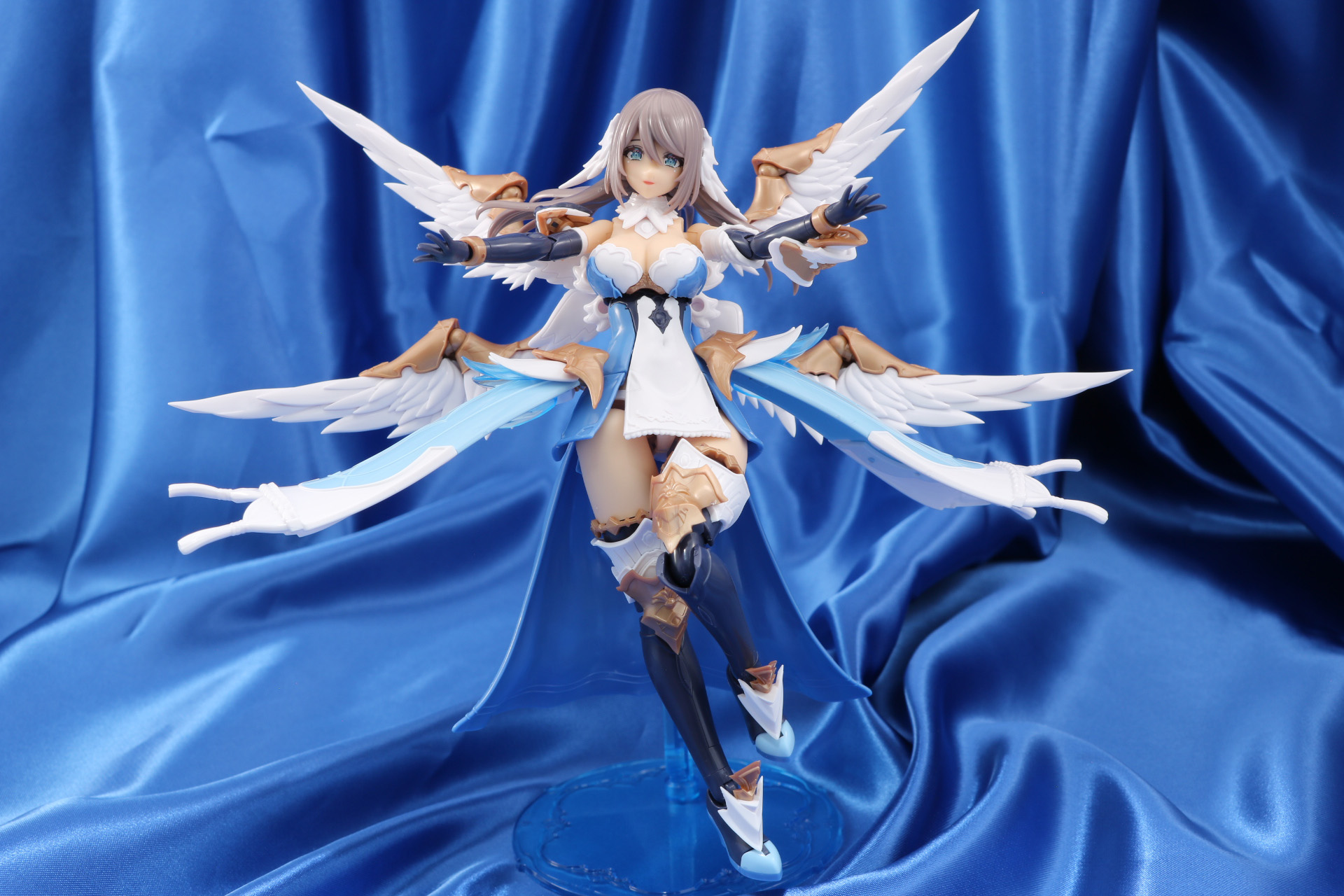 大きく腕を広げた包容力あるポーズ