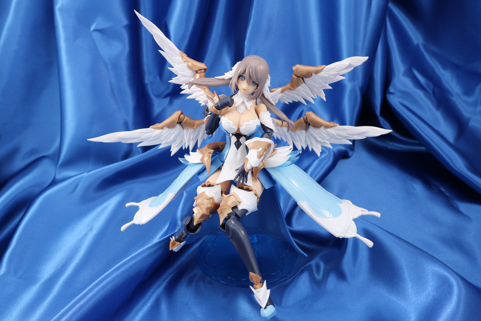 空中で座るようなポーズ