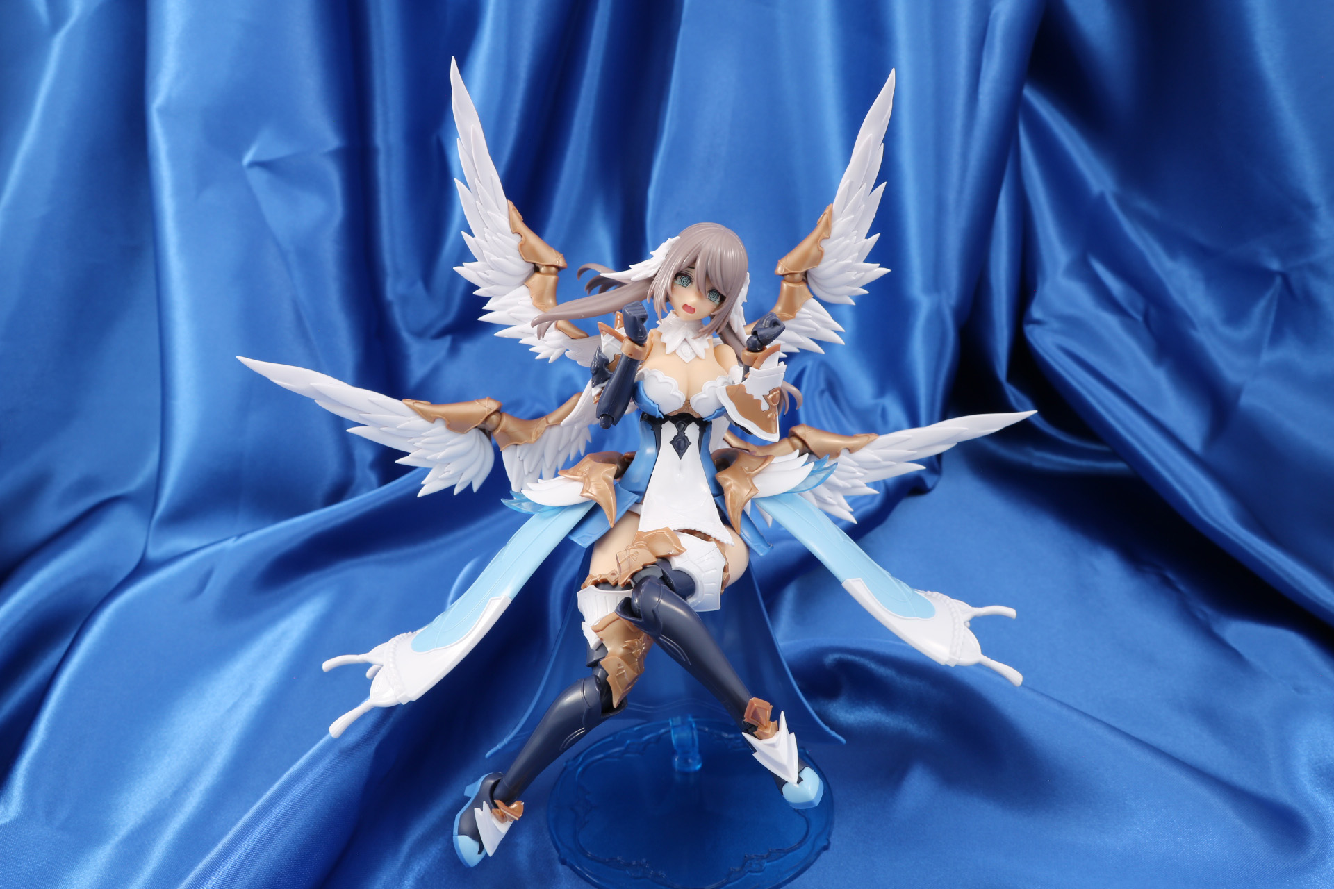 驚いて思わず翼が逆立つように広がる