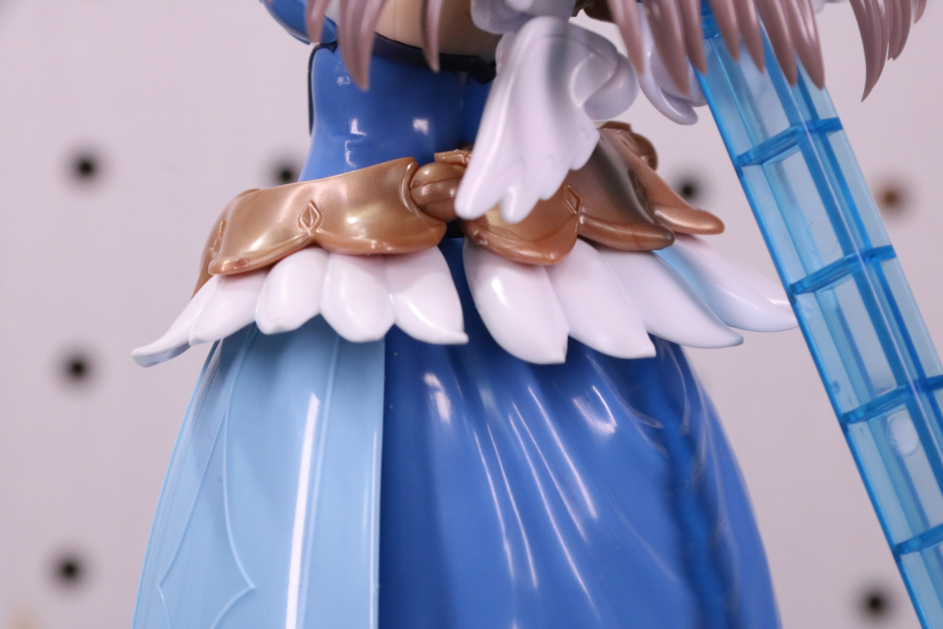 スカートにはクリアーブルーパーツを追加する