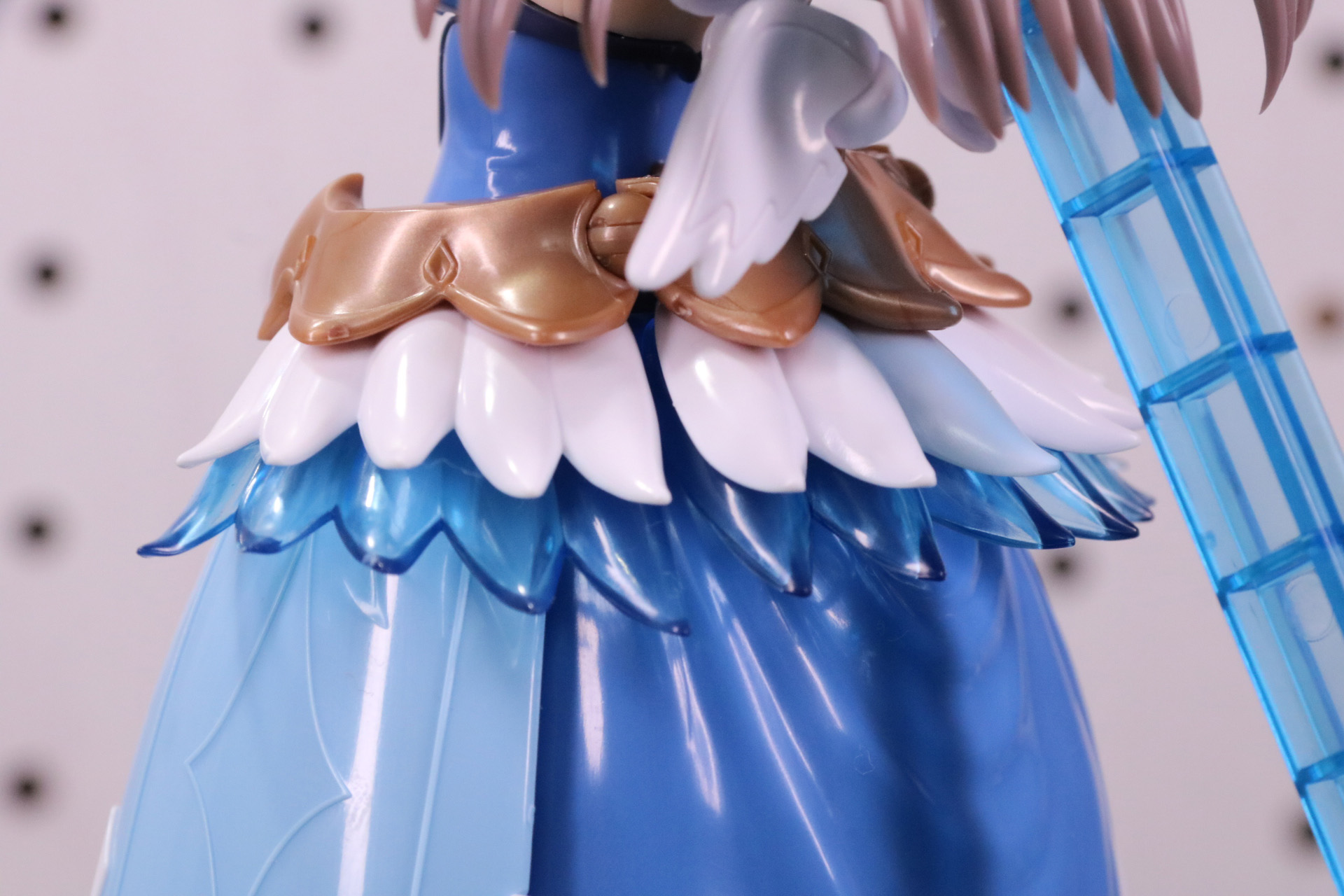 スカートにはクリアーブルーパーツを追加する