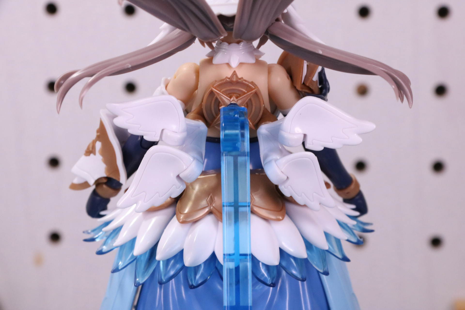 背中の羽パーツを翼に組み換え