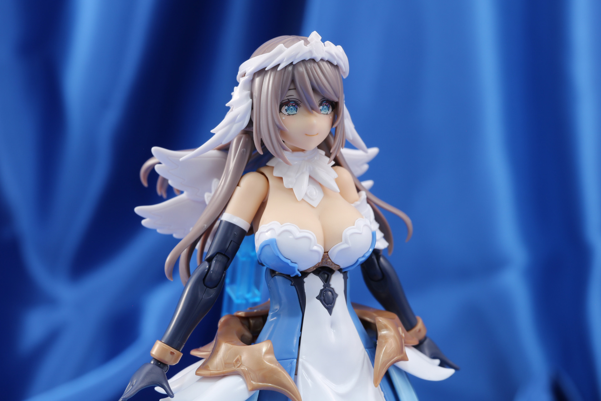 ボリュームある胸元にくびれのある腰回りとイラストイメージに近い造形