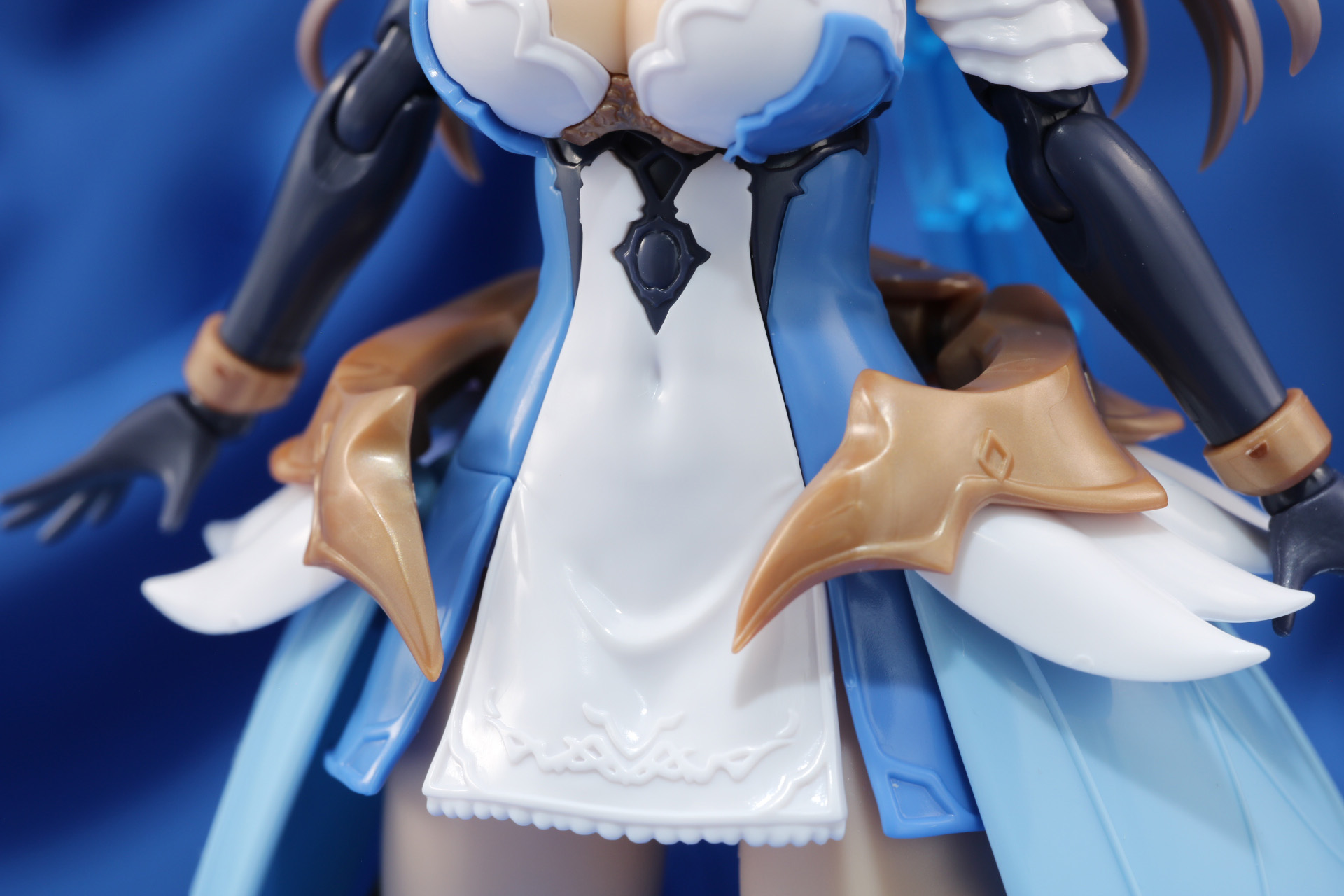 裾の刺繍、お腹周りの装飾なども細かく造形