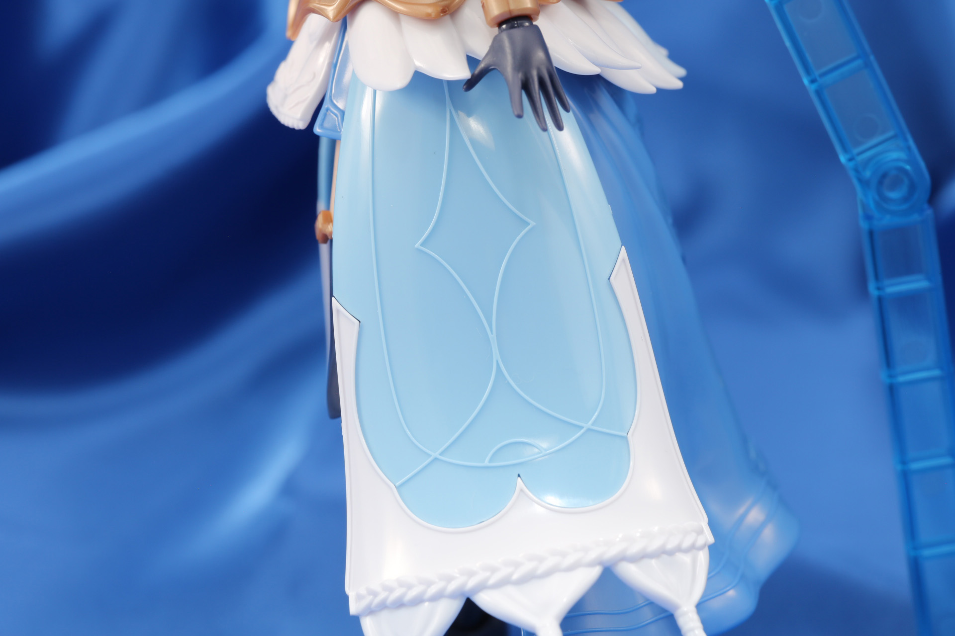 スカートにも刺繍が表現されている