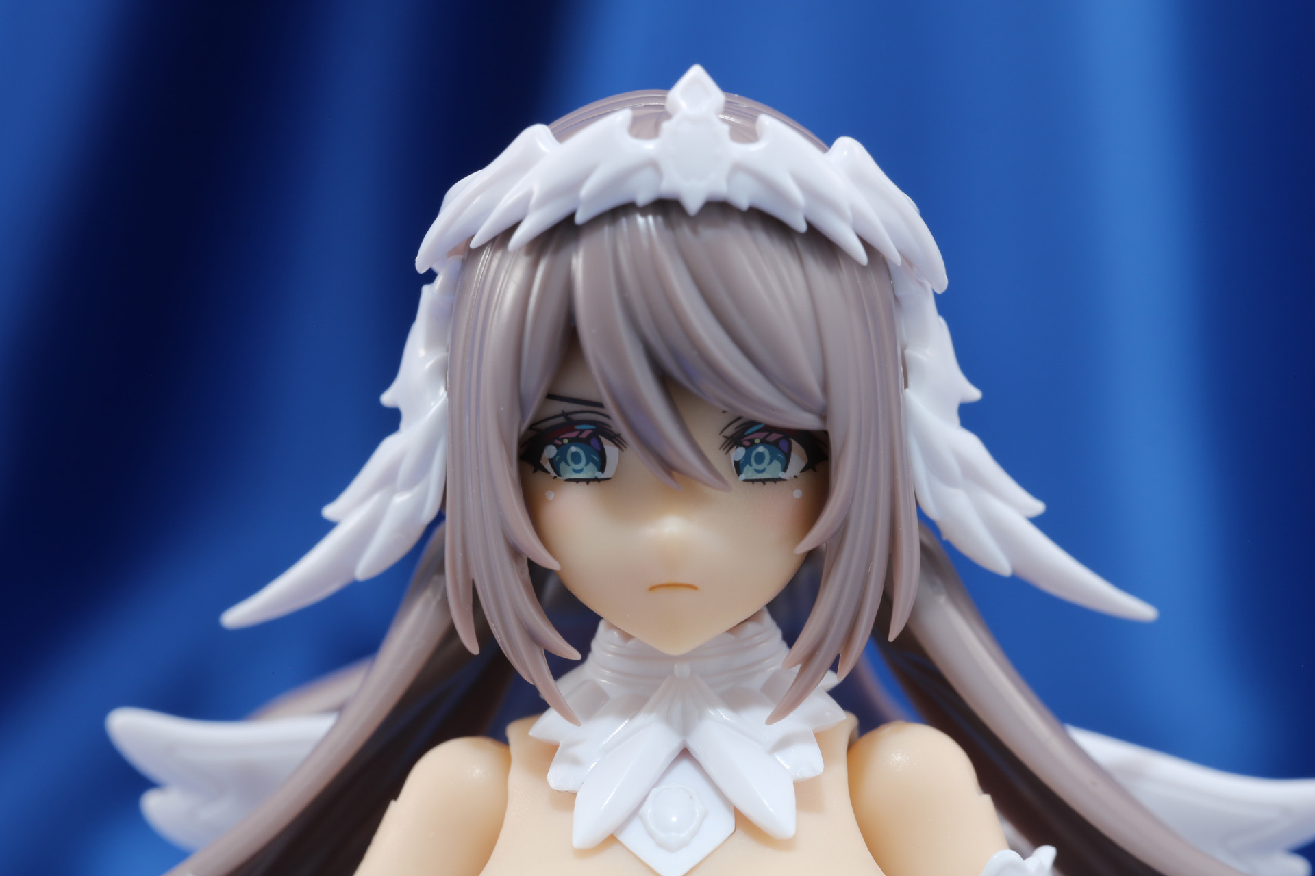 キリッと鋭い視線を射るクールな表情