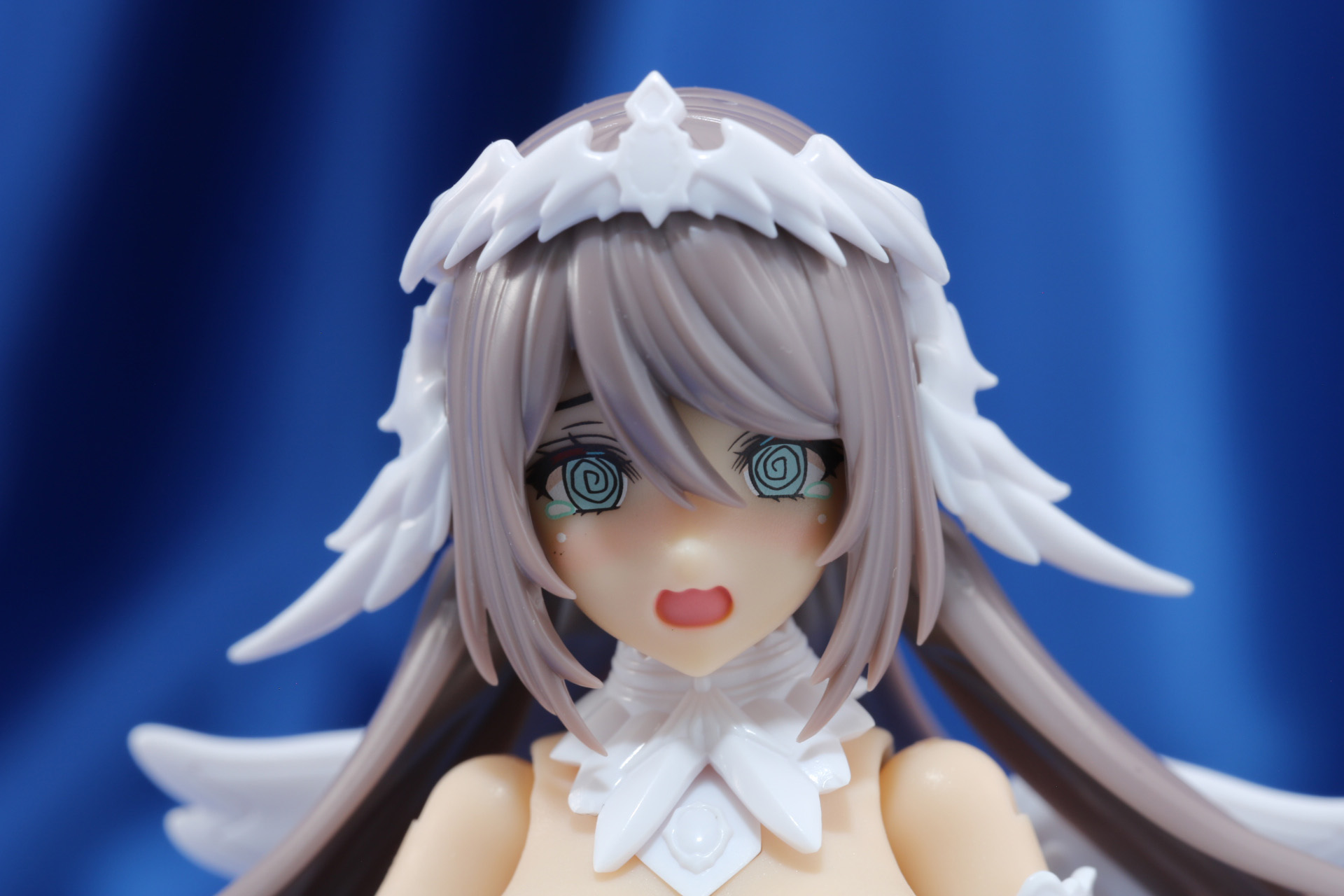 目を回して混乱しているような表情