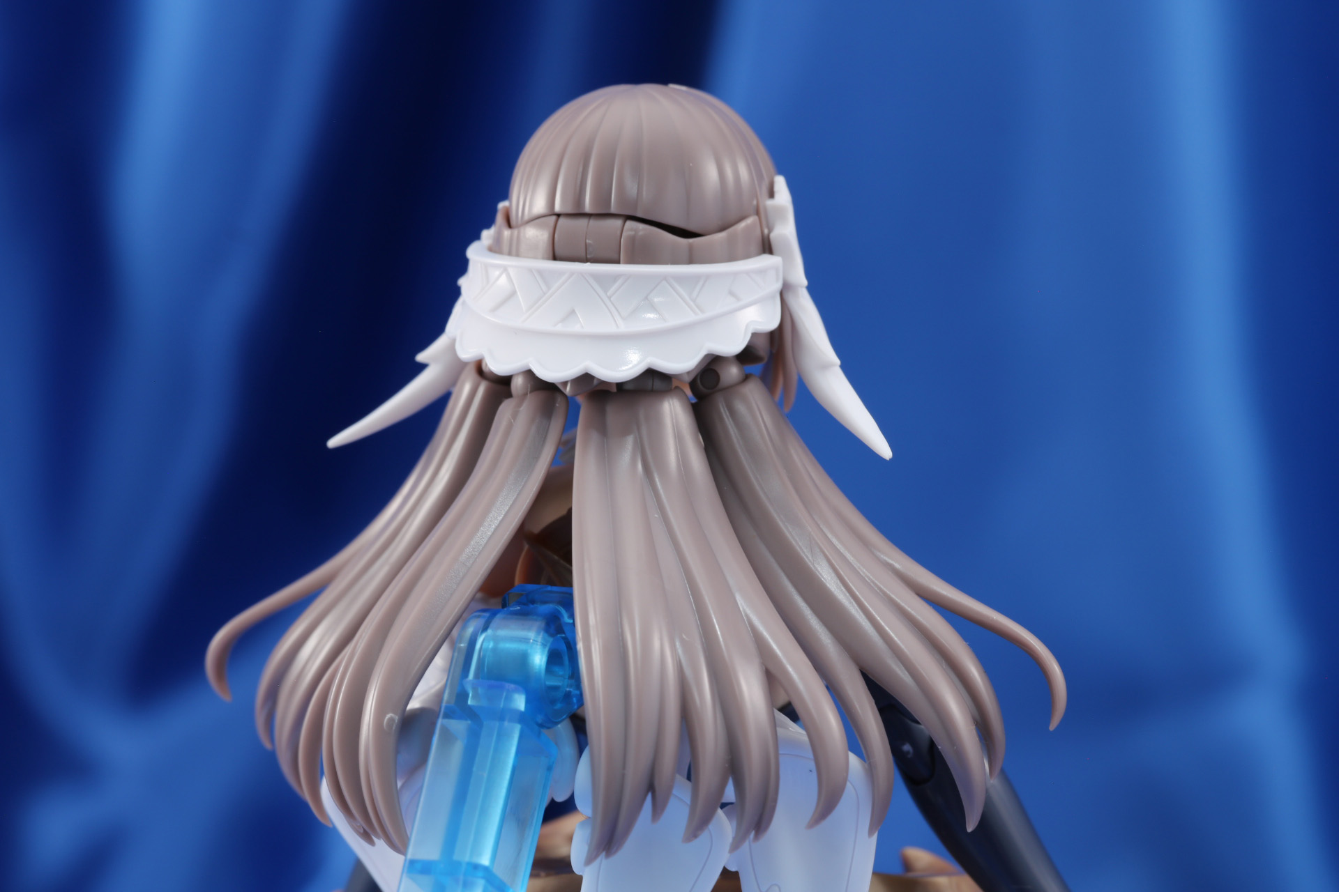 後ろ髪は4つの房と後頭部の可動で様々な表情付けが可能