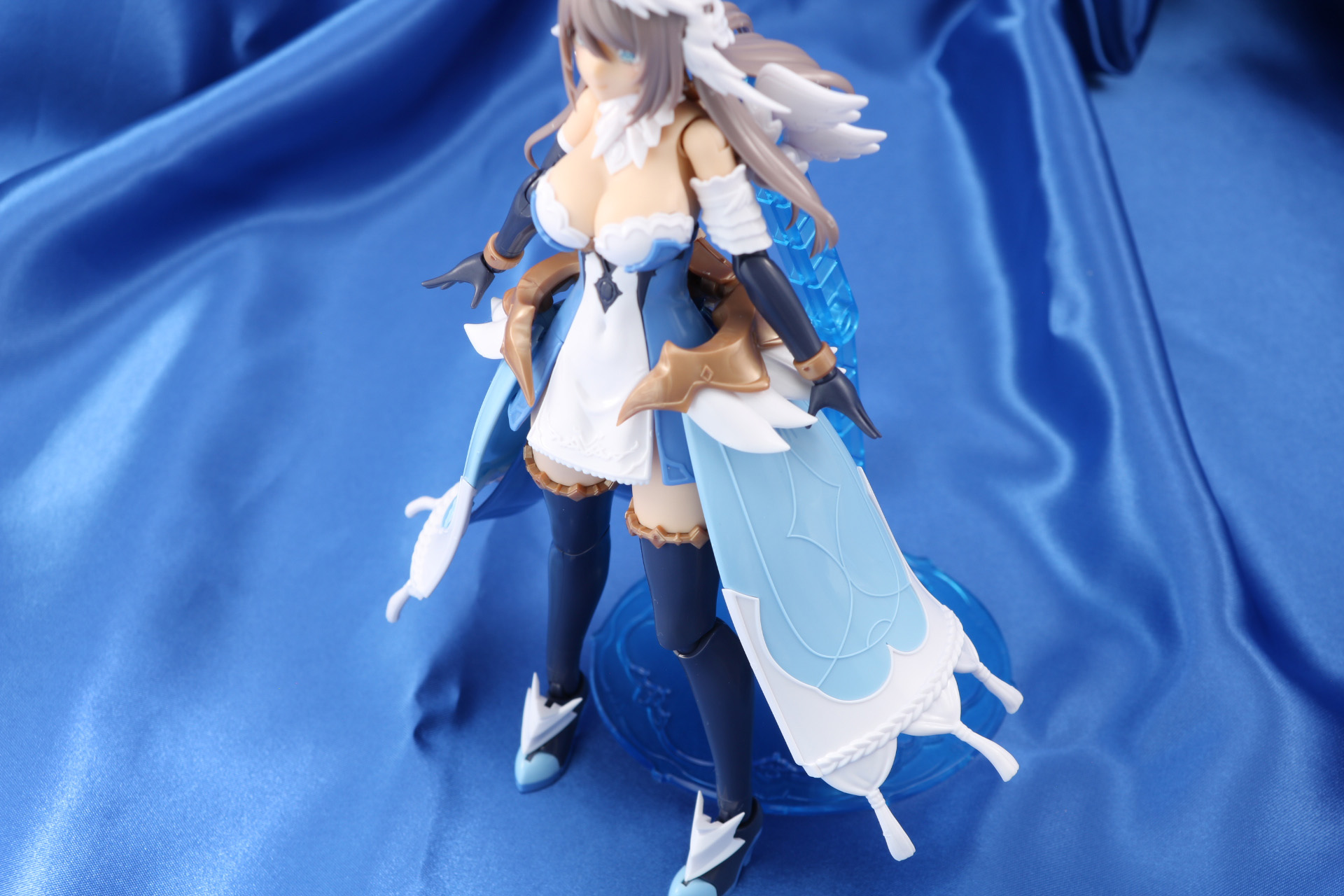 スカートも各部可動で大きく広げることができる