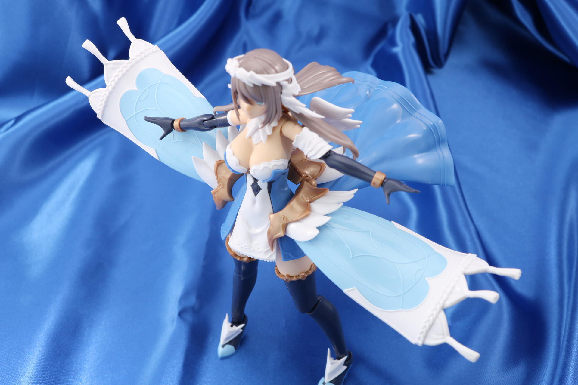 側頭部の羽飾りパーツは組み換えによって装飾なしの状態にすることができる