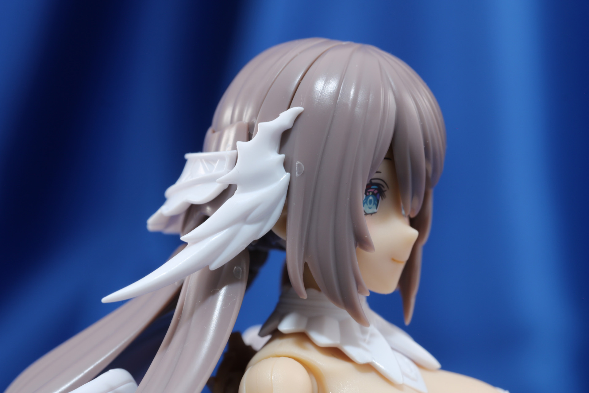 側頭部の羽飾りパーツは組み換えによって装飾なしの状態にすることができる