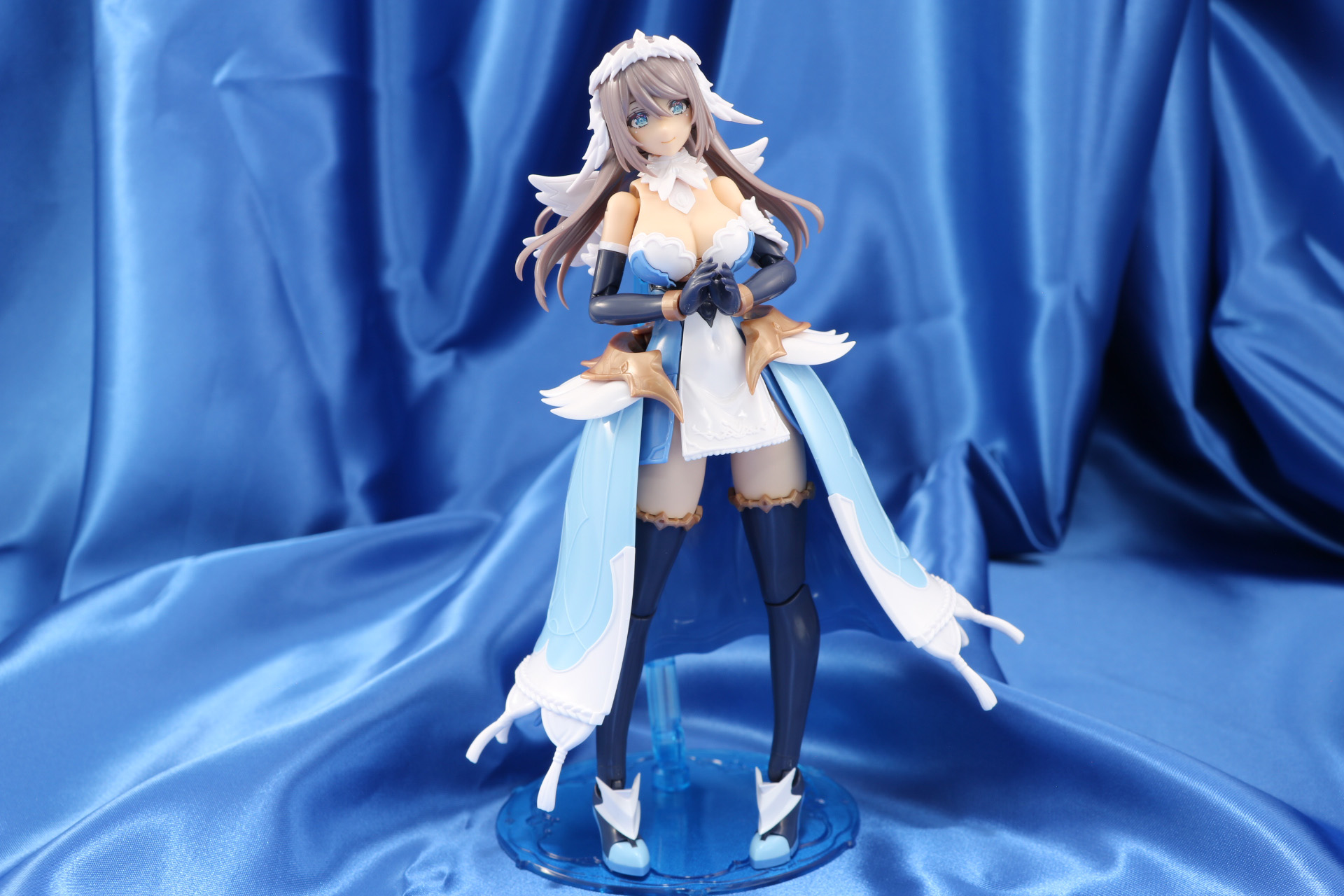 自然な柔らかいポーズも各部可動で表現できる