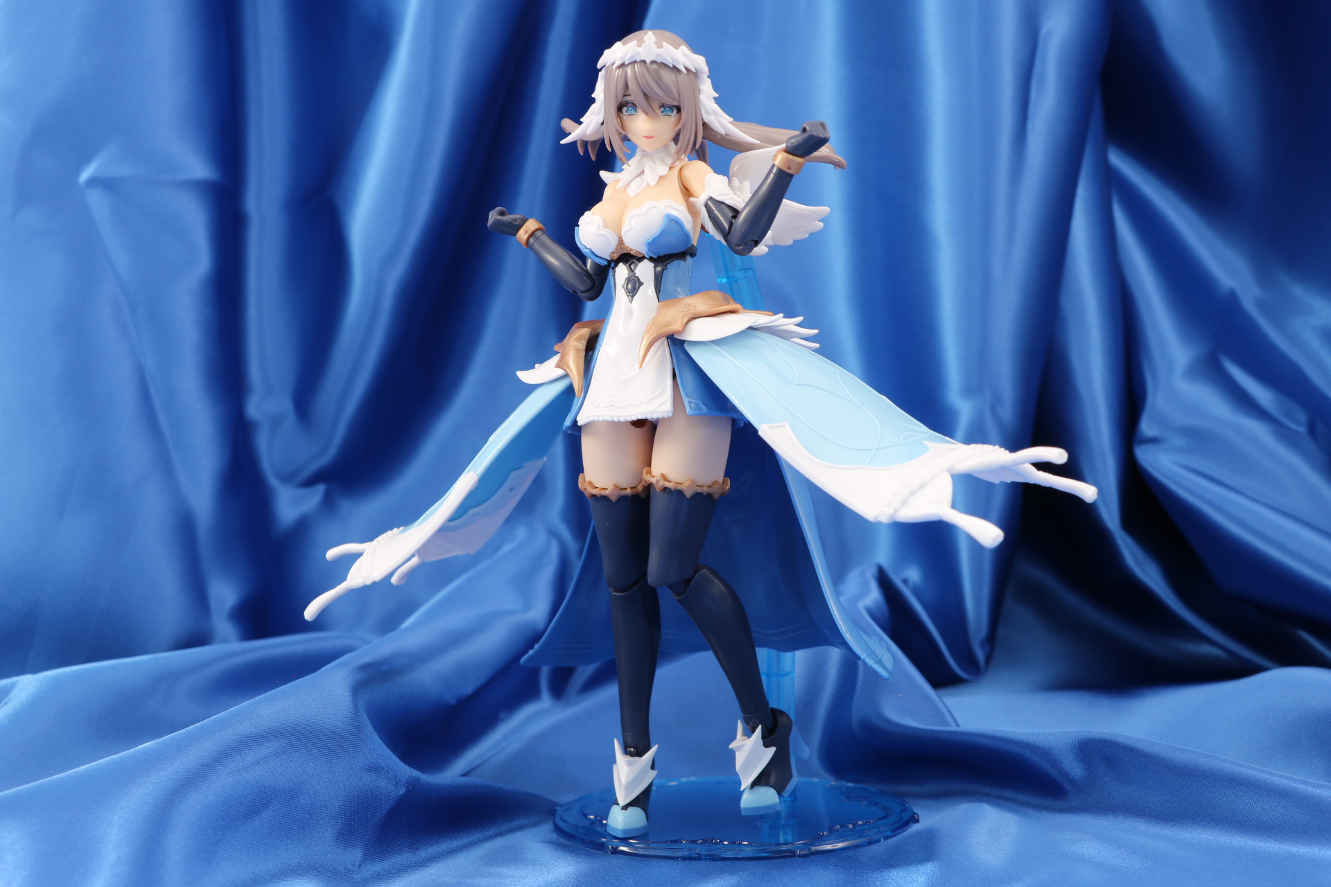 風が吹き抜けるようにスカートや髪が広がる