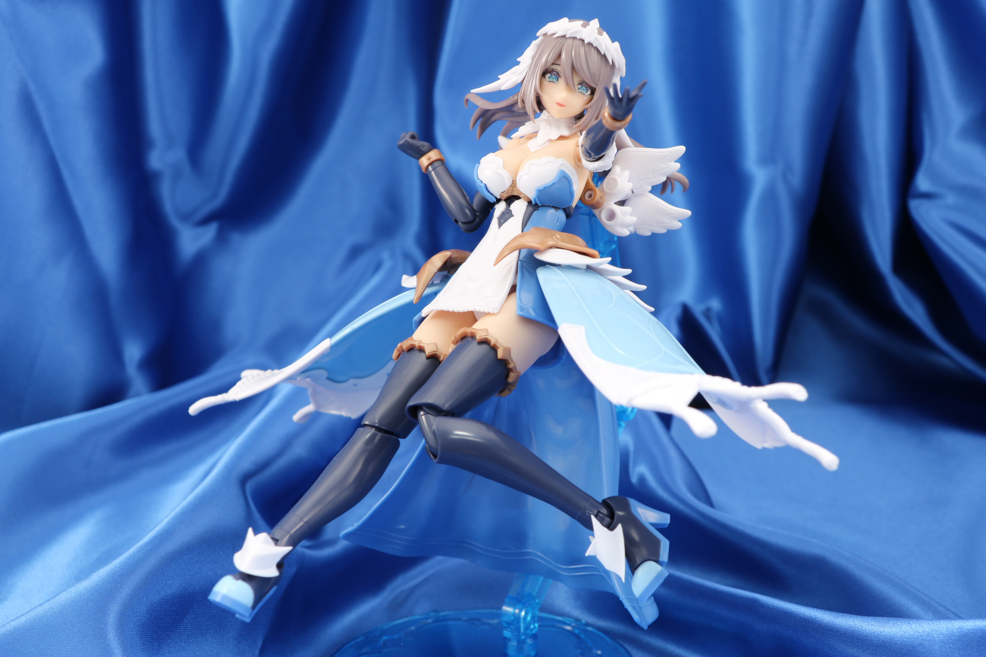 展示ベースで浮遊しているようなディスプレイも可能