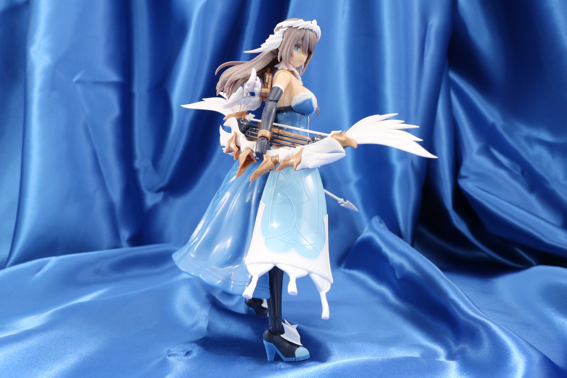 弓を手にした勇ましい雰囲気