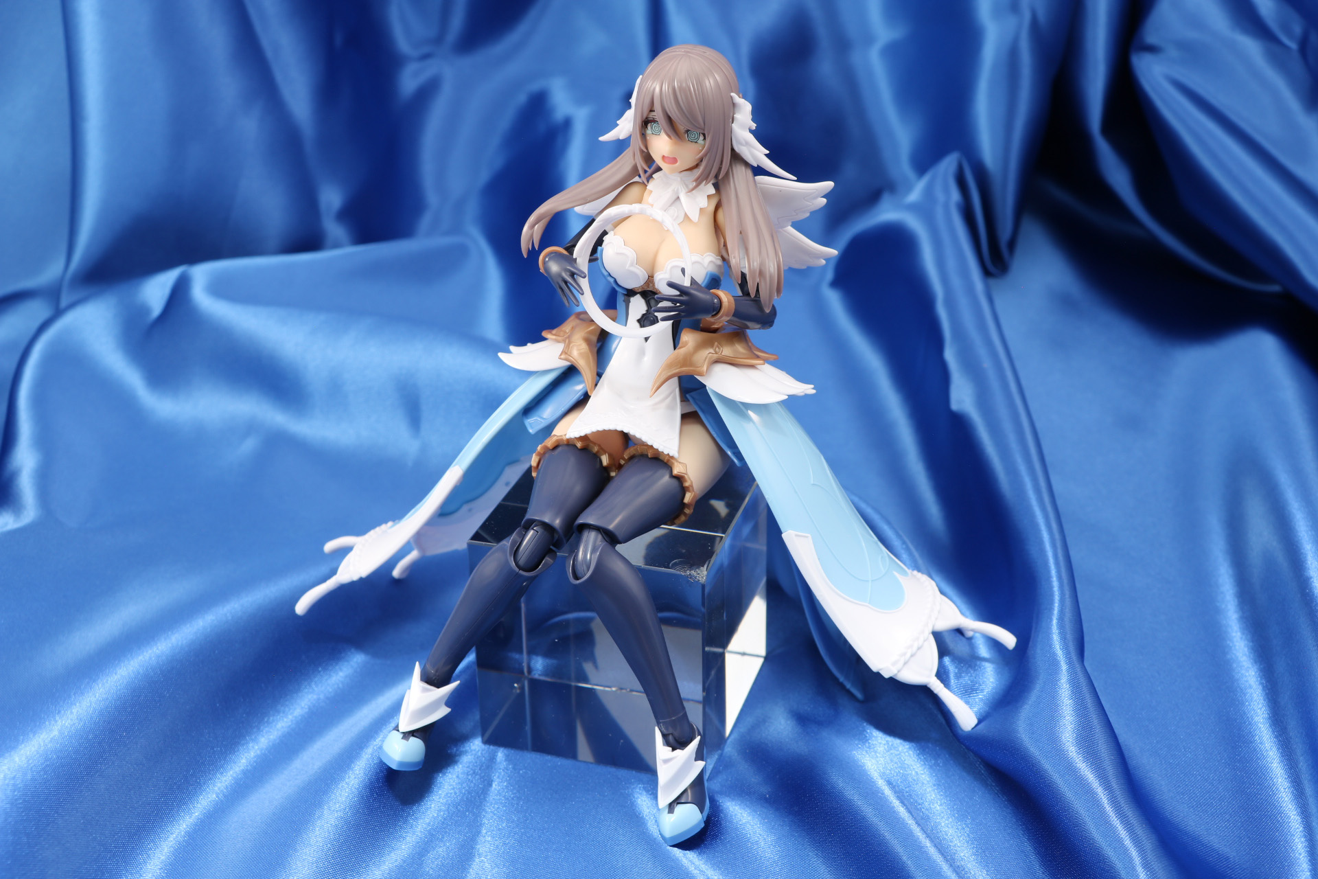 胴体衣装もサイドスカートが可動。腹部のホワイトパーツは組み換えで座ったポーズを取ることができる