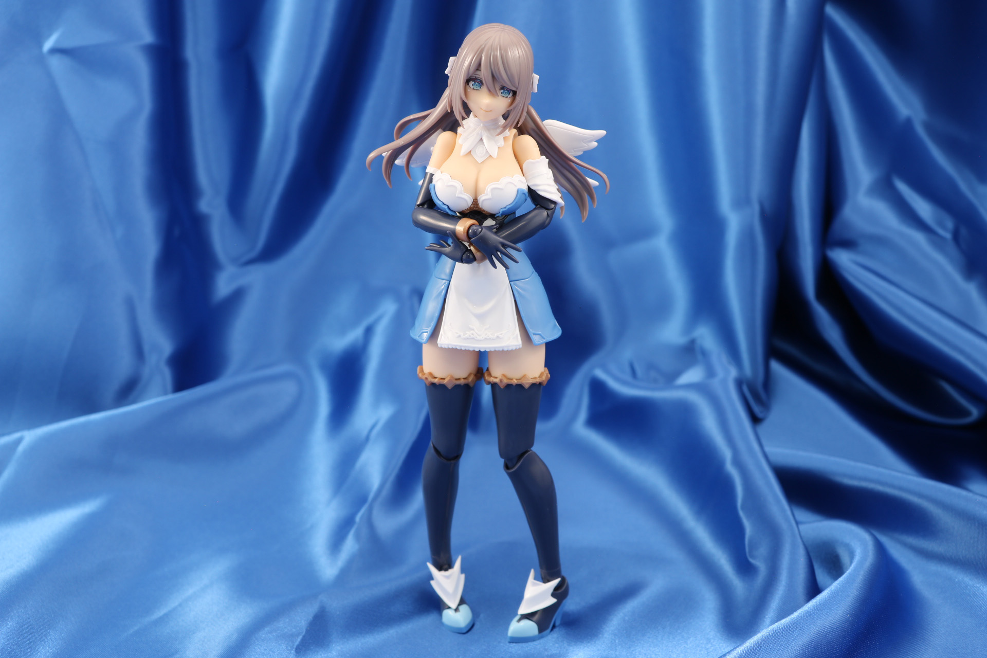 髪飾りなし、スカートパーツを外すとまた違った印象に