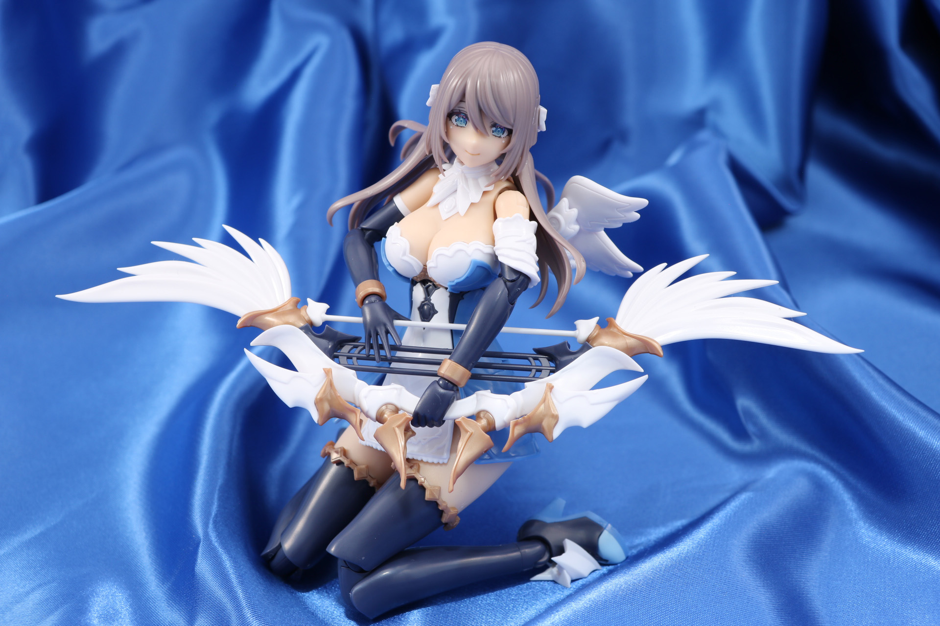 両ひざをついたポーズも