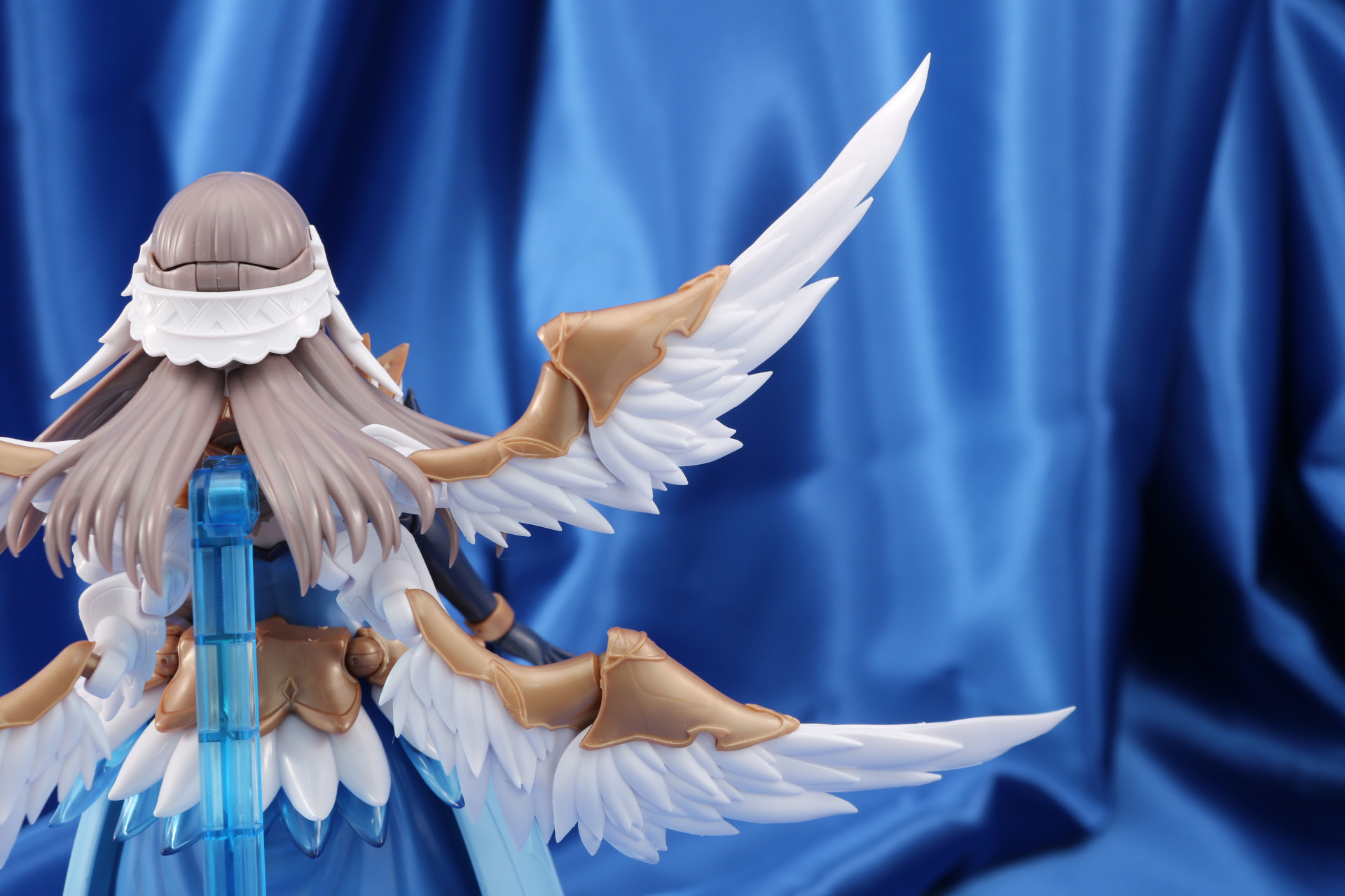 翼はシャープで細身のデザインに繊細な羽根の造形