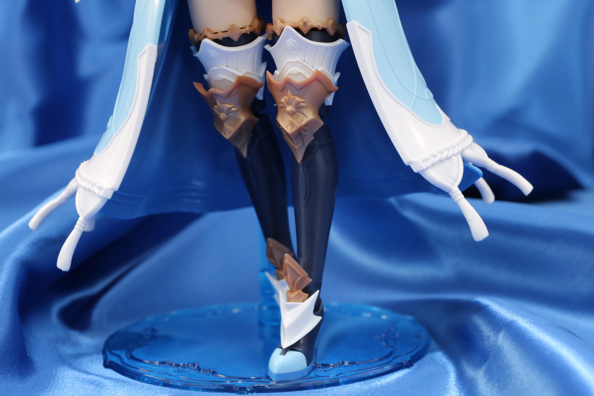 脚部もアーマーが追加され、重厚感が増している