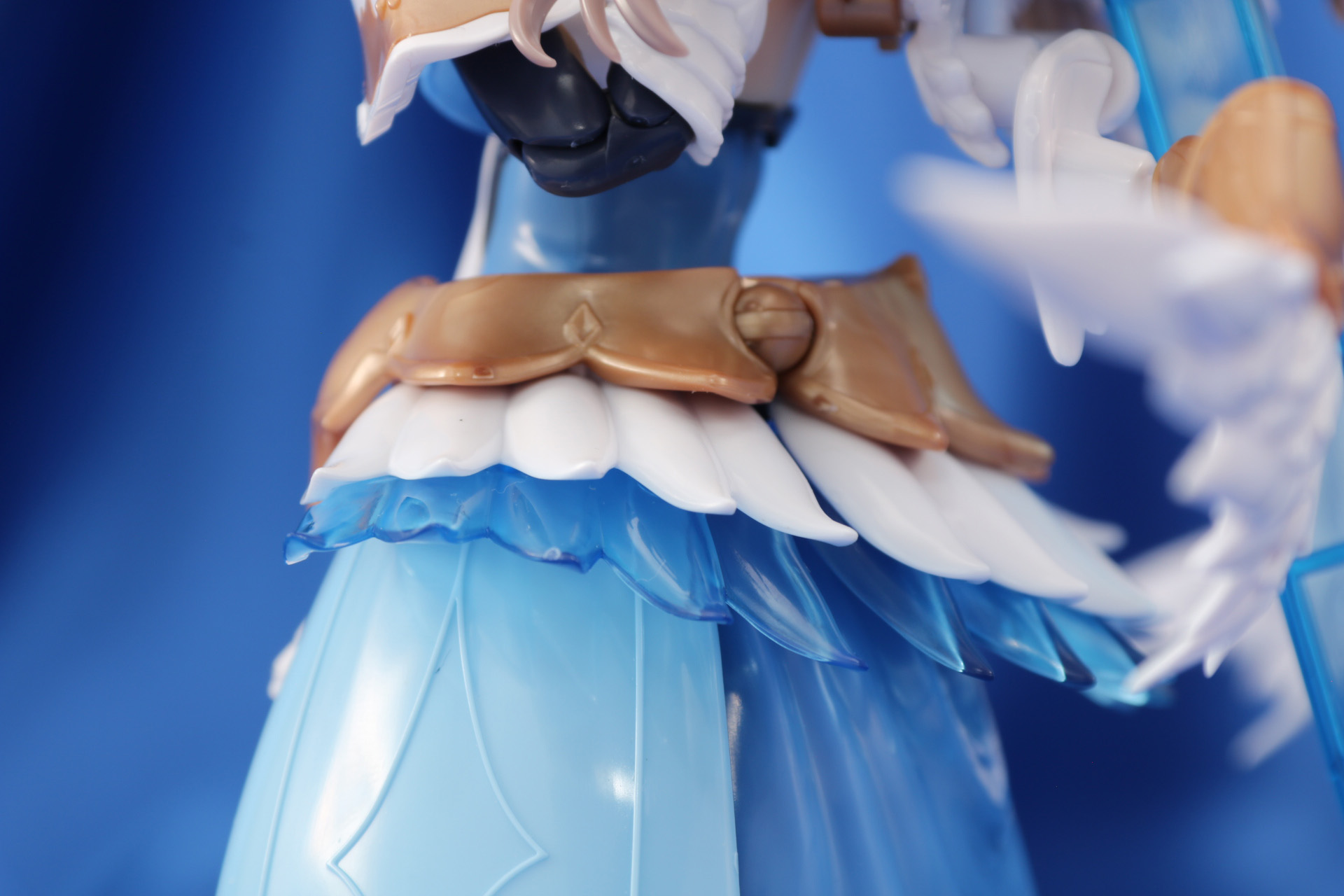 腰回りのスカートにはクリアブルーのパーツが追加。水属性の力が発露したような造形となっている。